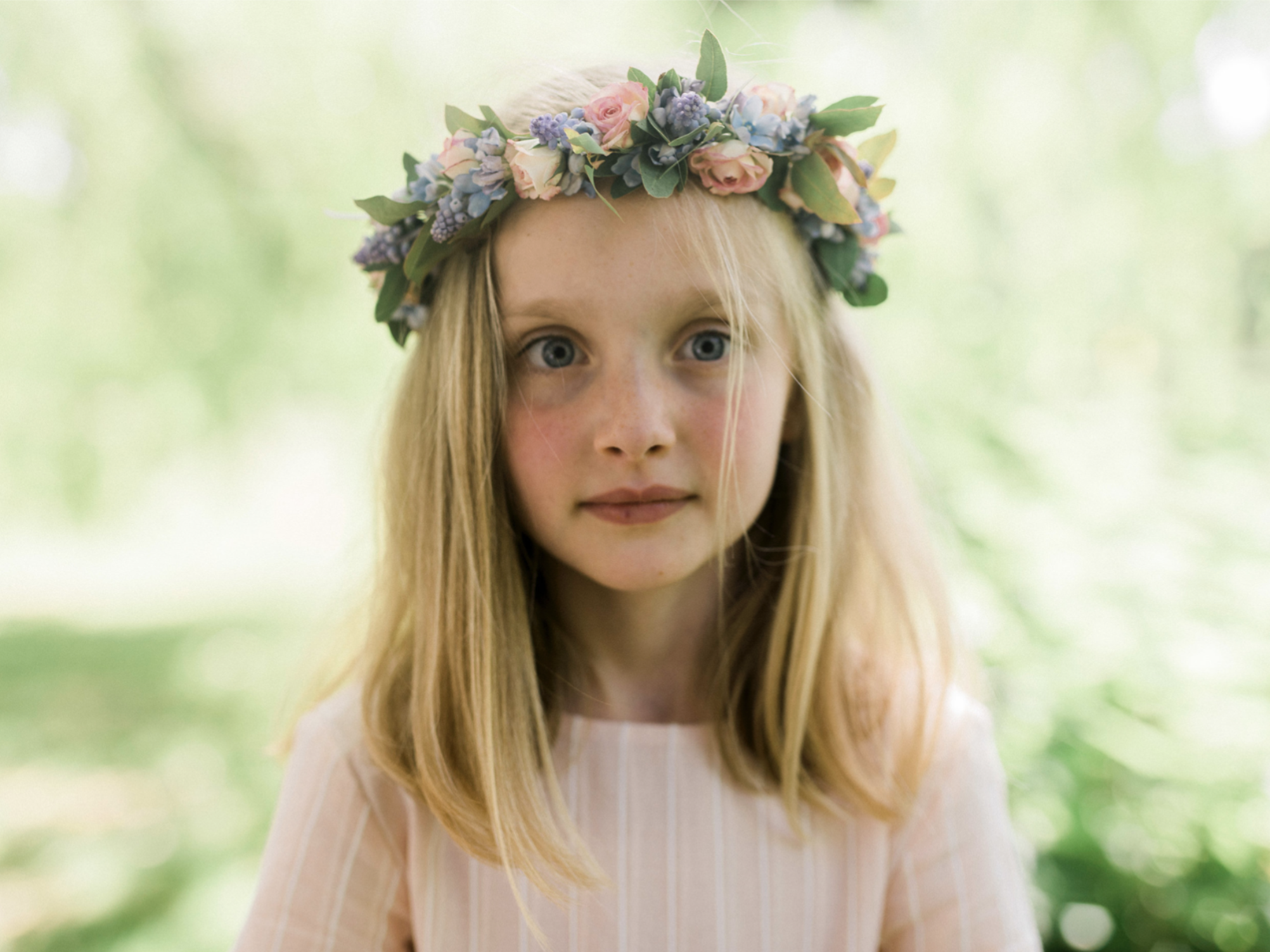 meisje met bloemenkrans in haar