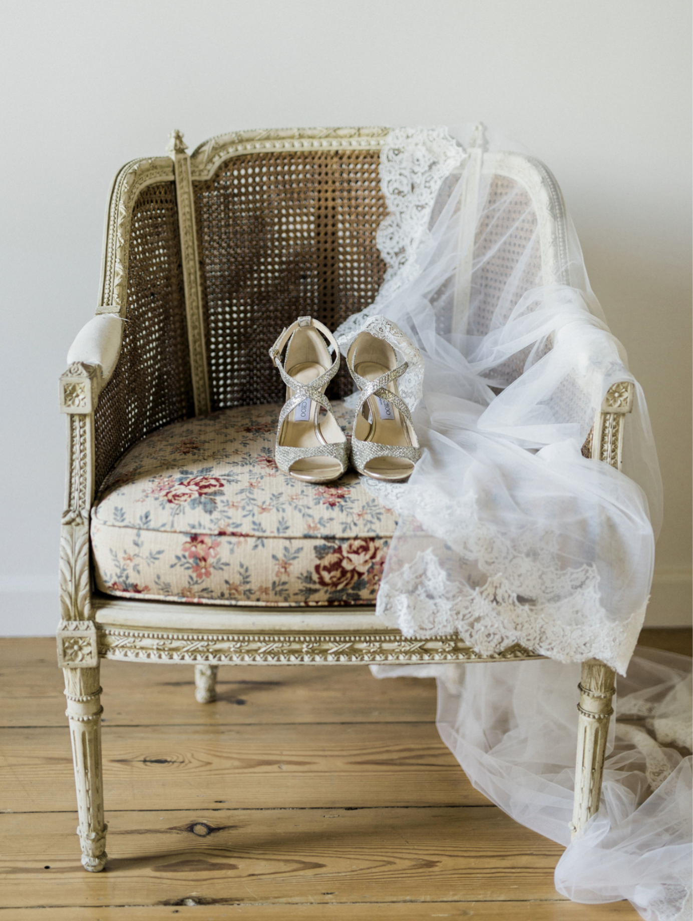 schoenen van bruid op stoel