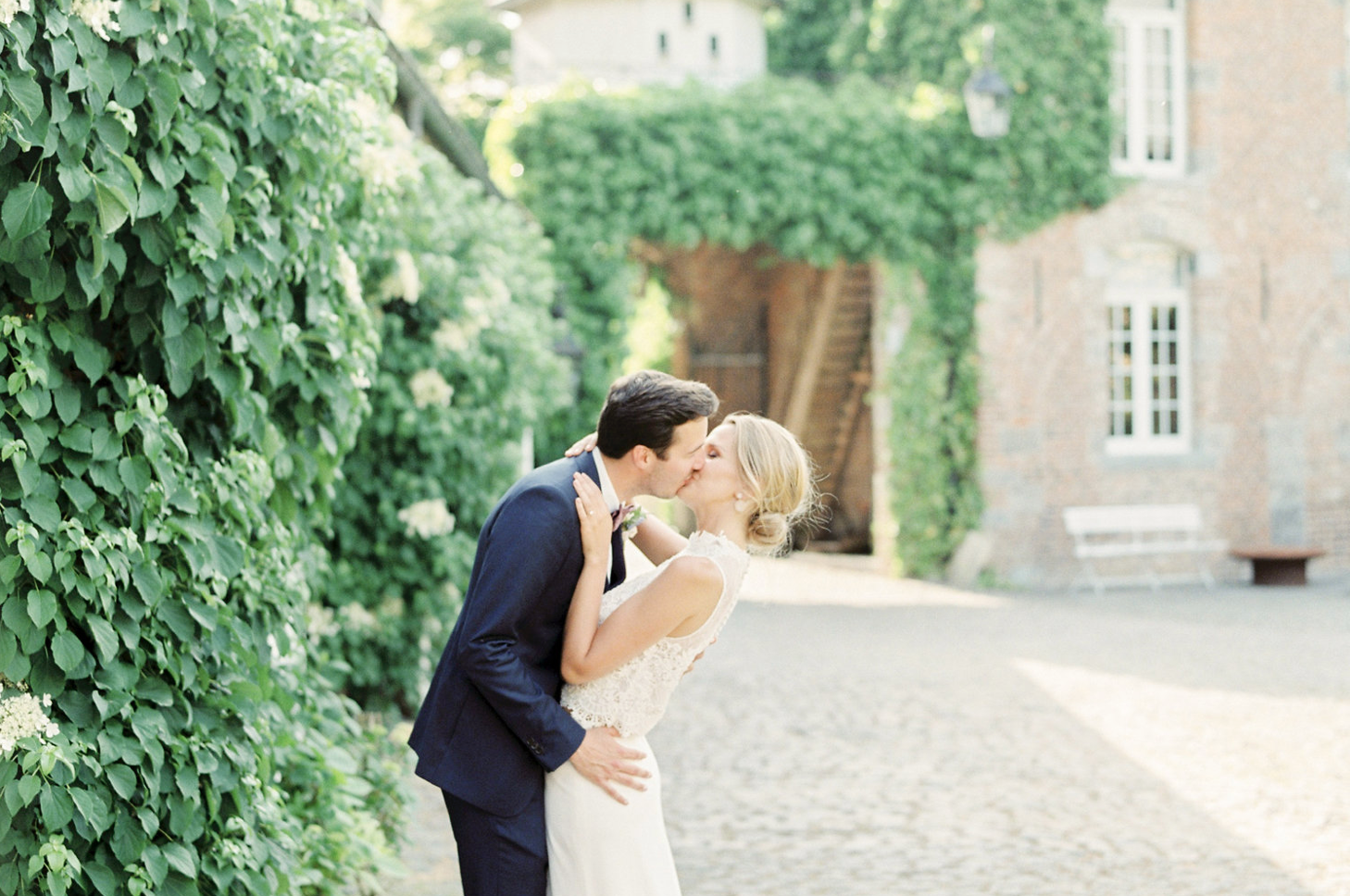 koppel die kust op huwelijksfeest