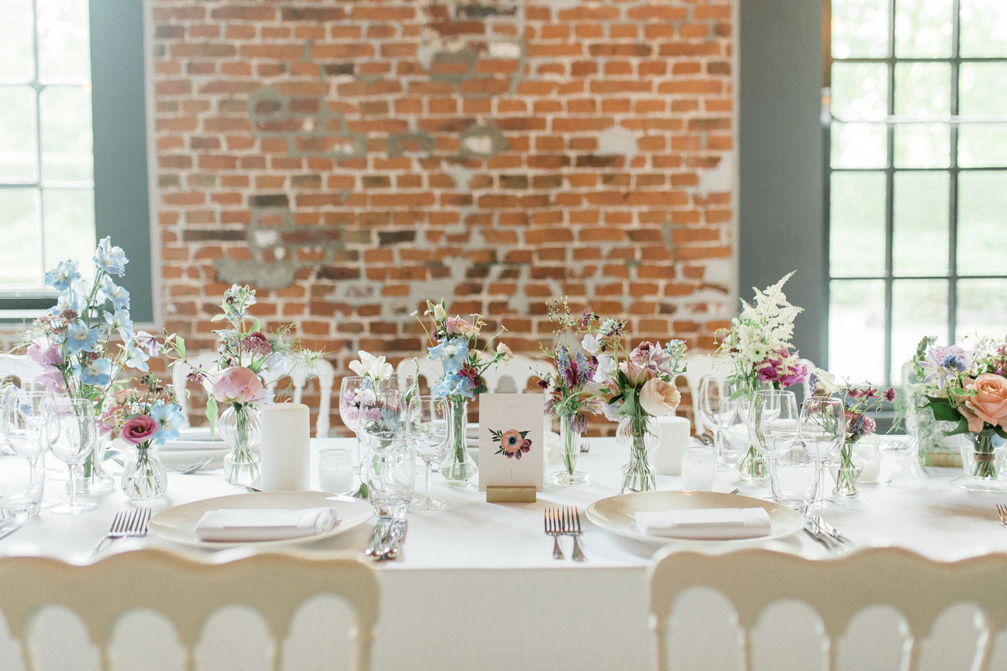 kleurrijke bloemen op tafel