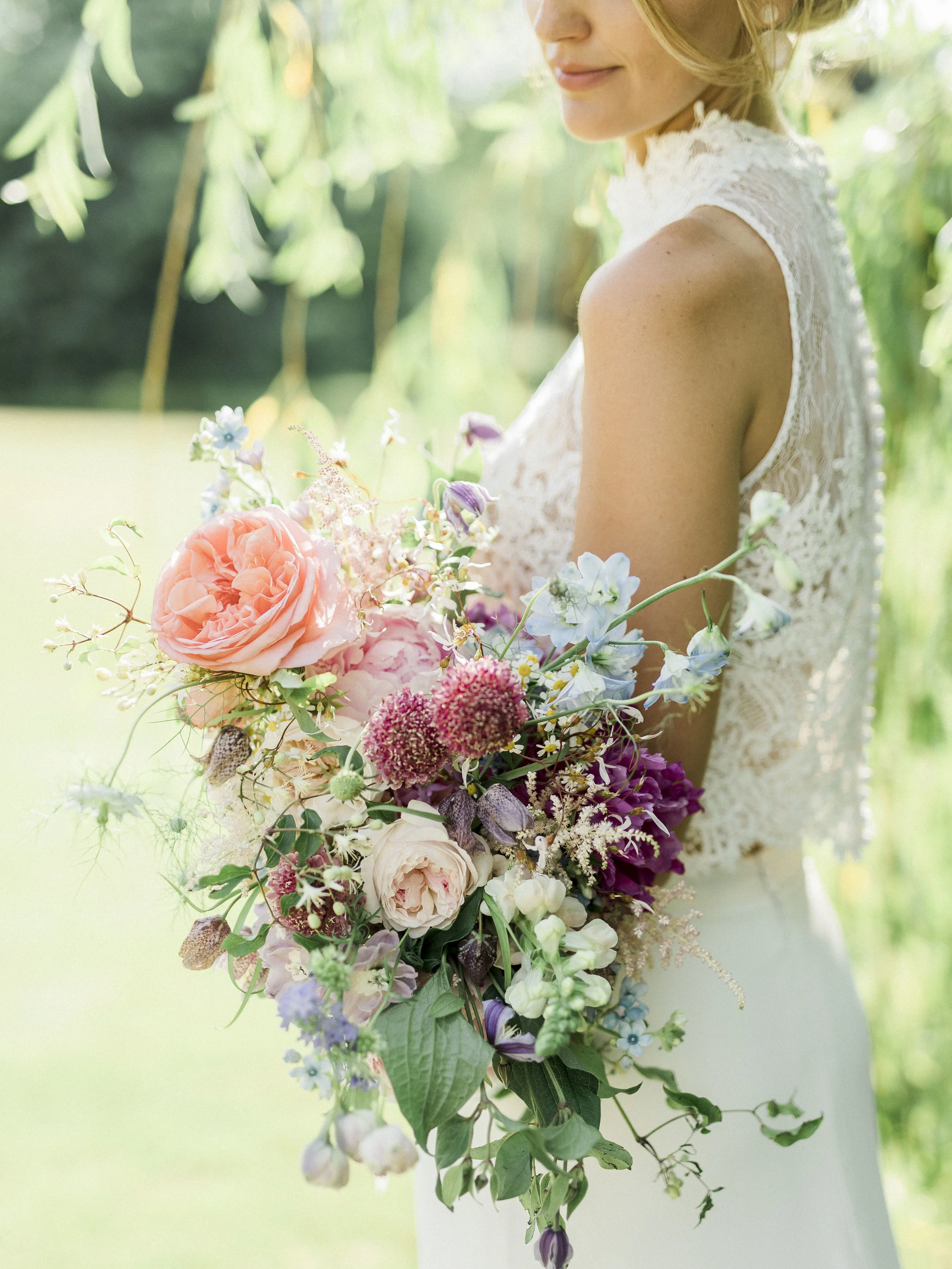 bruid met bruidsboeket in handen