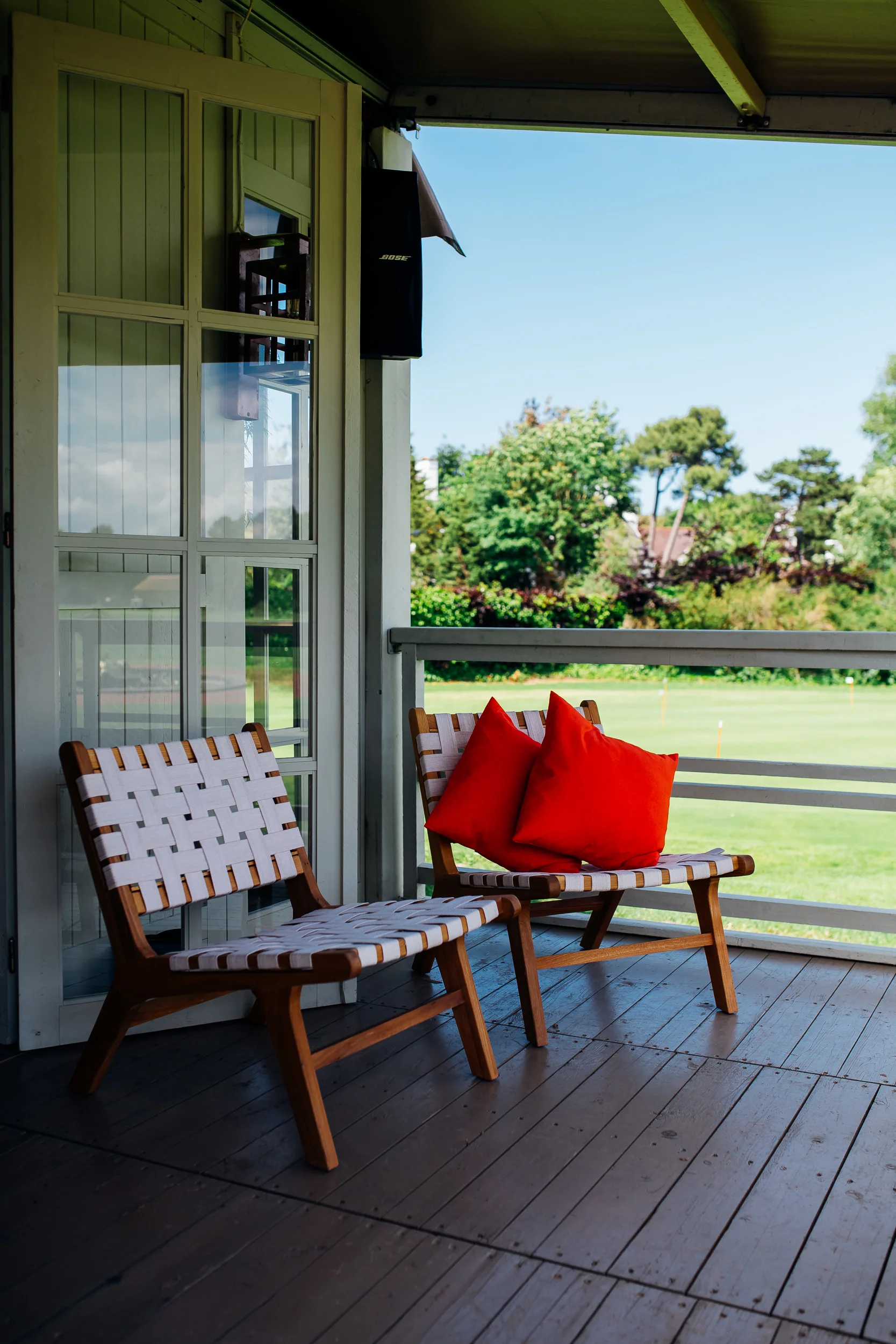 oranje kussens als eye-catcher op stoelen