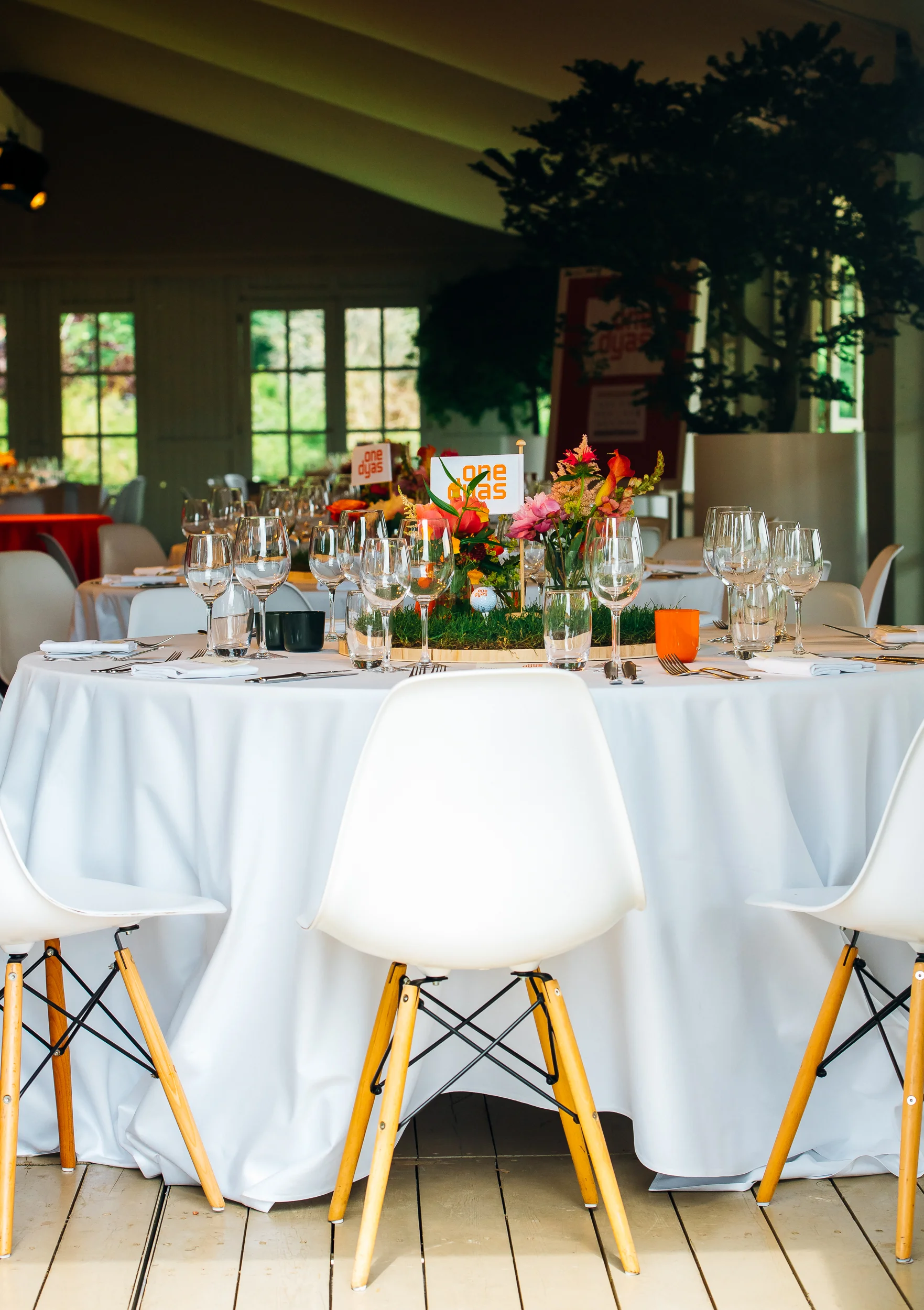 opgedekte tafel voor diner tijdens teambuilding