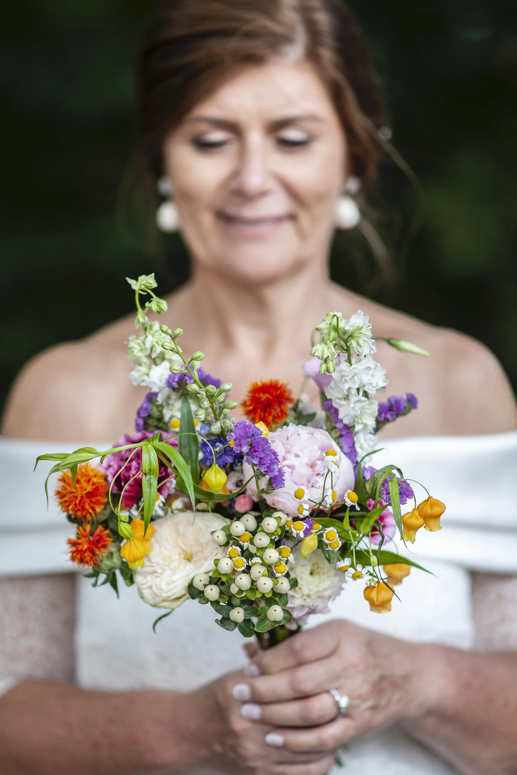 bruid met boeket met gekleurde bloemen