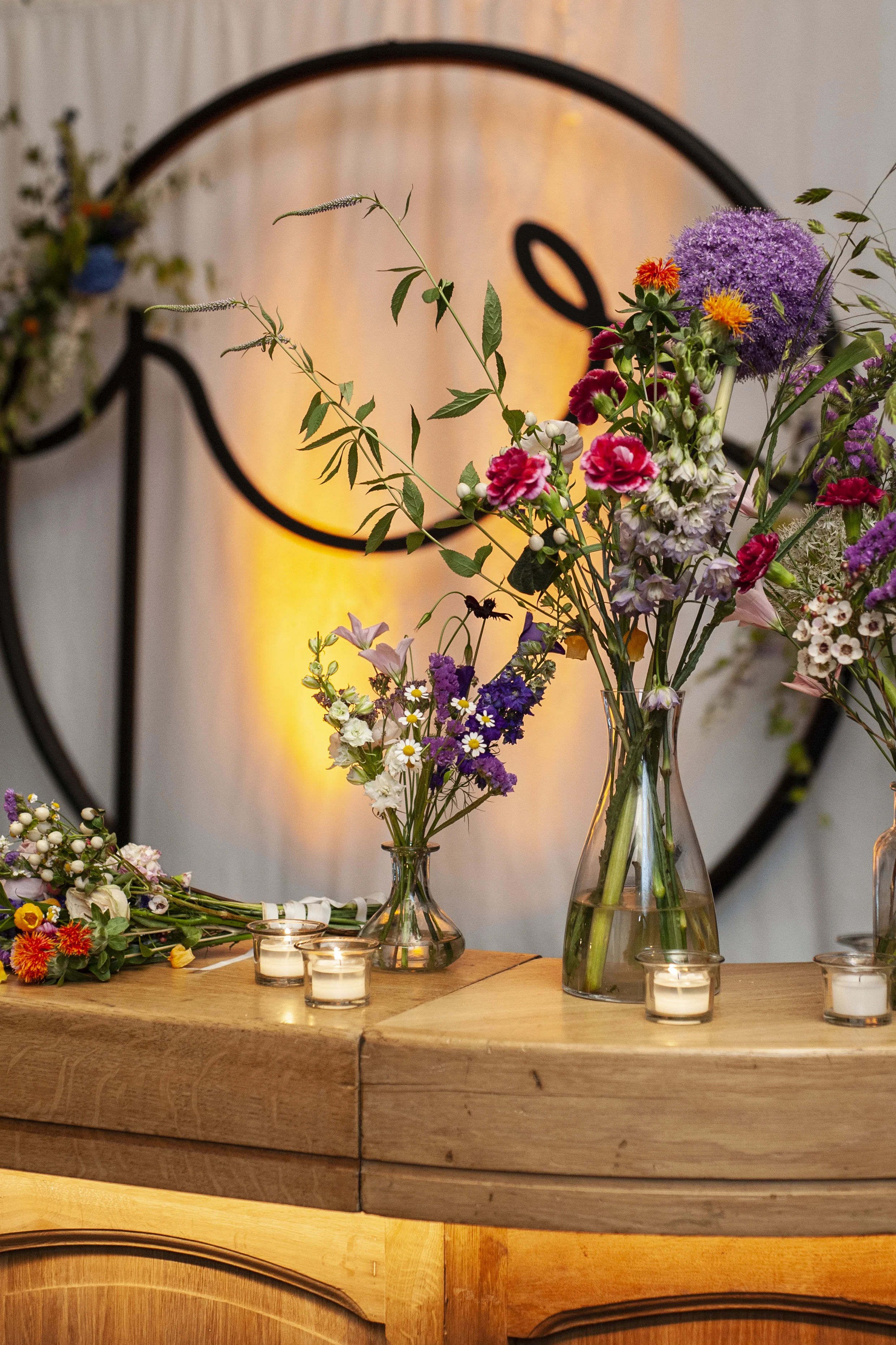bar met kleurrijke bloemen
