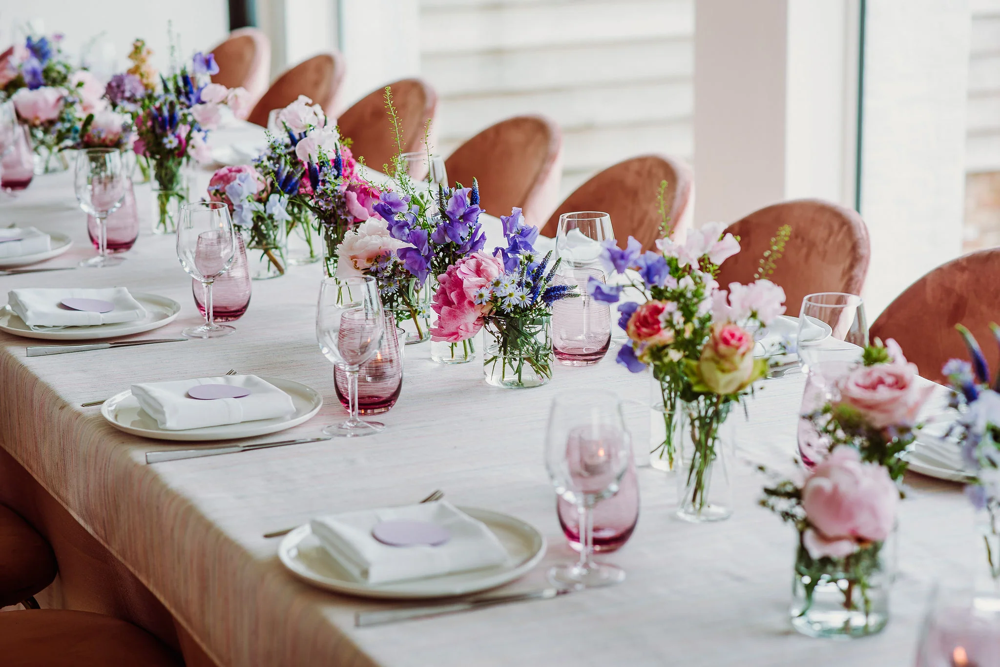gedekte tafel met roze accenten