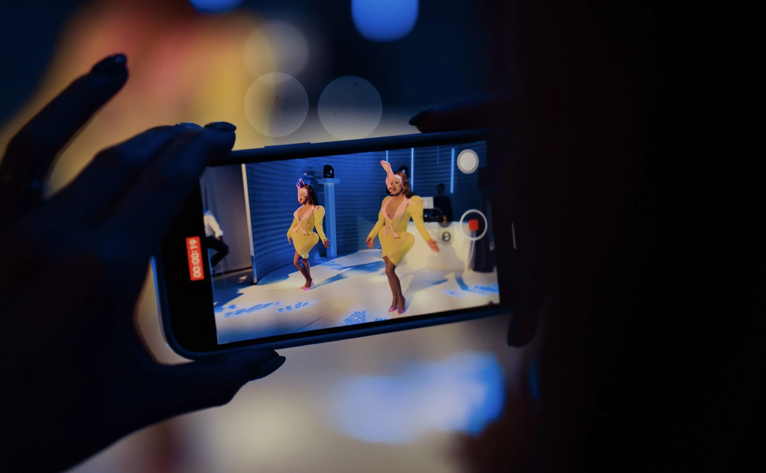 persoon filmt optreden op event
