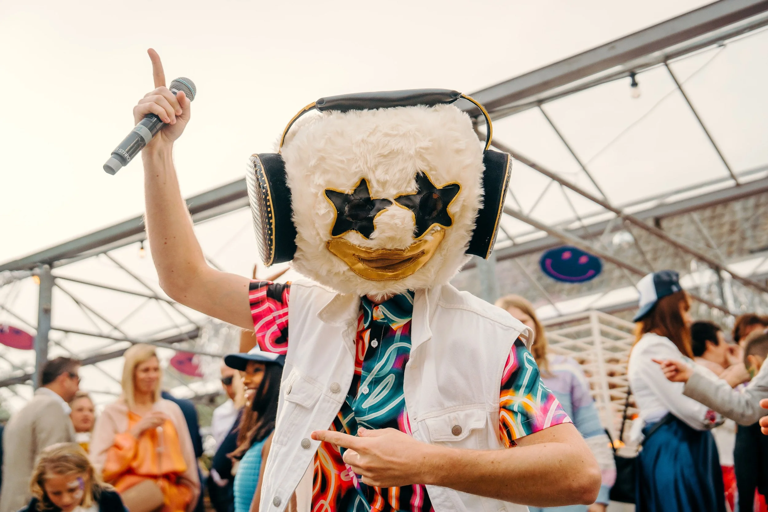 Live zanger en entertainer tijdens smiley festival