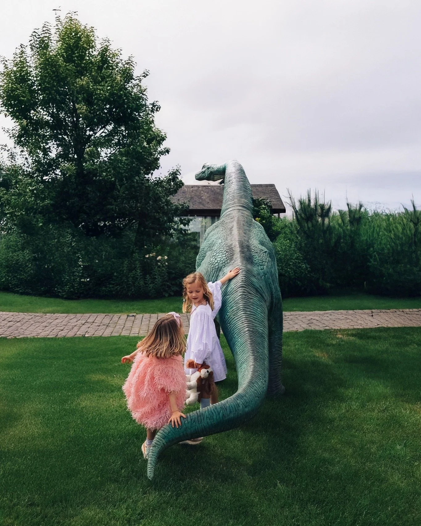 Tussen het groen, onder een transparante tent, vierden we een communiefeest vol dino-magie. 🦕
Tot in de kleinste details werd het thema uitgewerkt - alles ademde avontuur.
Zelfs de gerechten kregen een knipoog naar de dinowereld dankzij Restaurant L