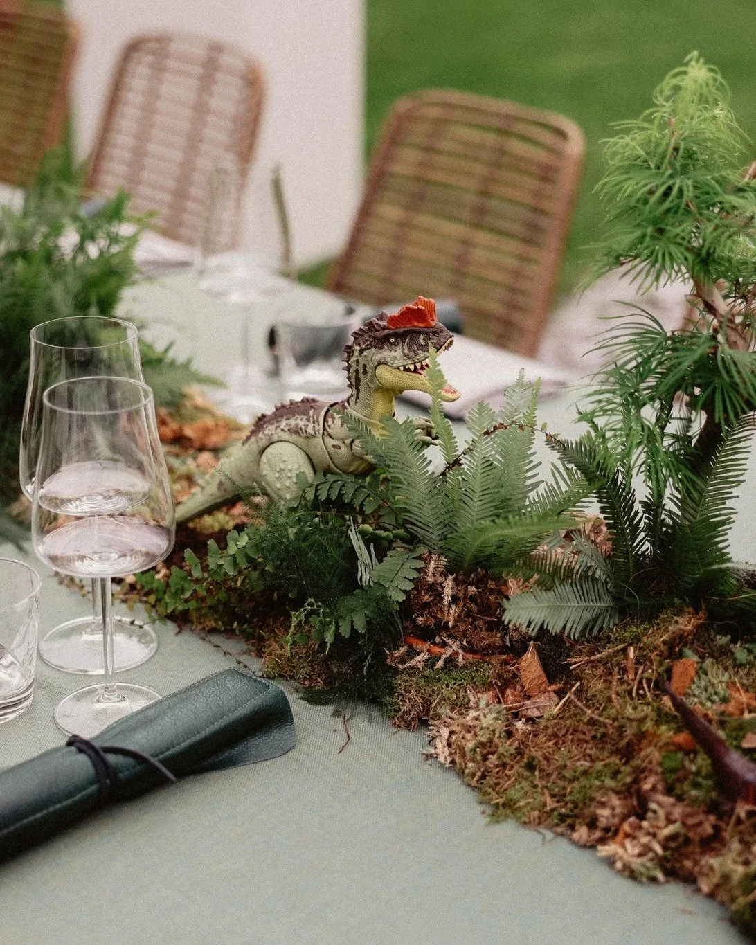 Tussen het groen, onder een transparante tent, vierden we een communiefeest vol dino-magie. 🦕
Tot in de kleinste details werd het thema uitgewerkt - alles ademde avontuur.
Zelfs de gerechten kregen een knipoog naar de dinowereld dankzij Restaurant L