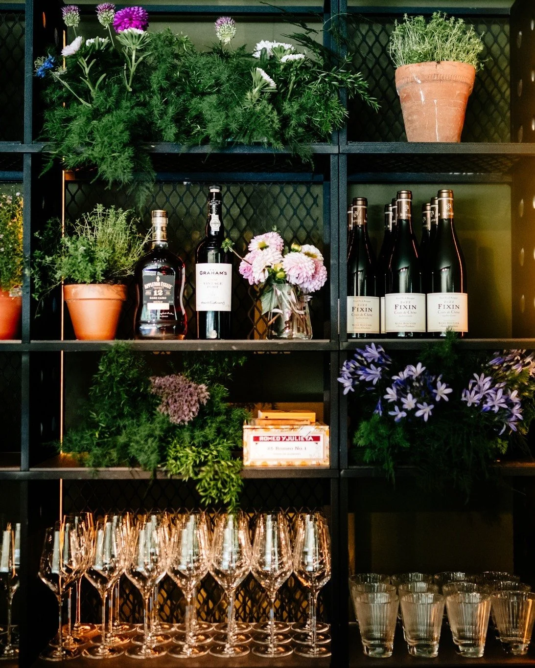 The Botanical Garden Party bracht vrienden en familie samen in een sfeervolle oude parktuin. Een bijzondere uitnodiging zette de toon voor een botanisch en verfijnd feest, met verse kruiden, mooie wijnen en lange gesprekken aan tafel. Een verjaardags