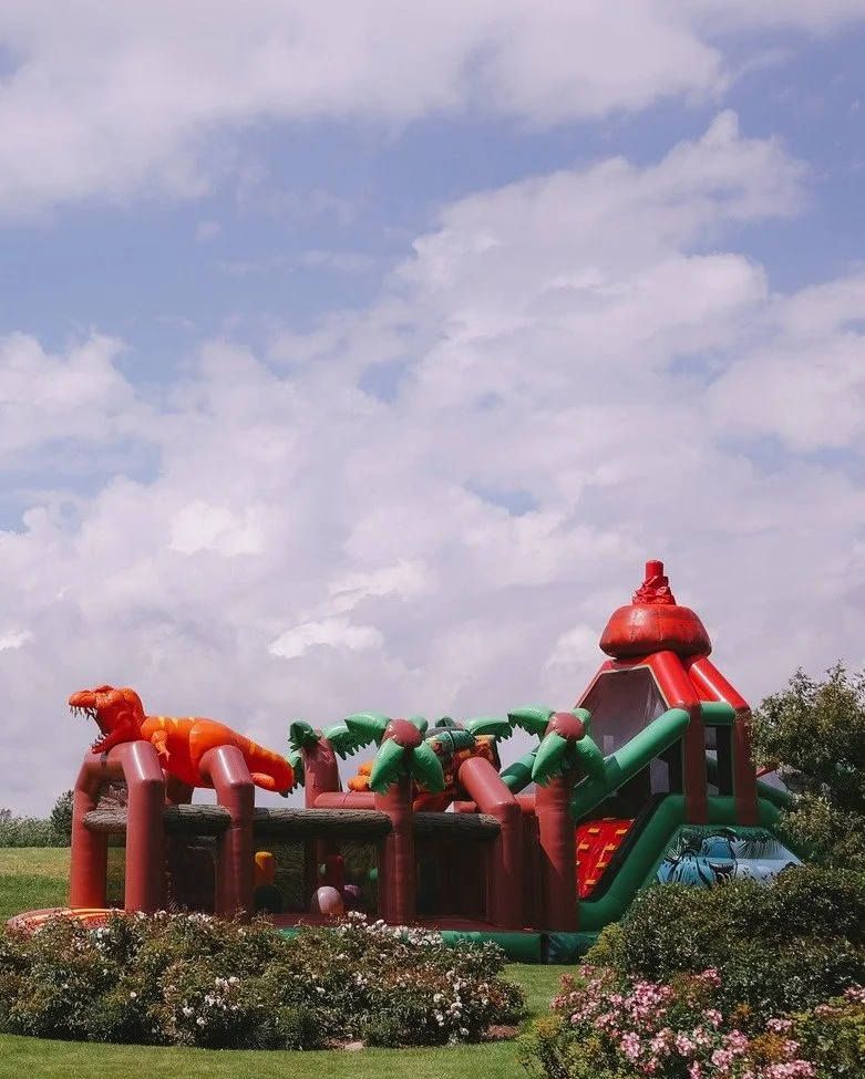 Tussen het groen, onder een transparante tent, vierden we een communiefeest vol dino-magie. 🦕
Tot in de kleinste details werd het thema uitgewerkt - alles ademde avontuur.
Zelfs de gerechten kregen een knipoog naar de dinowereld dankzij Restaurant L