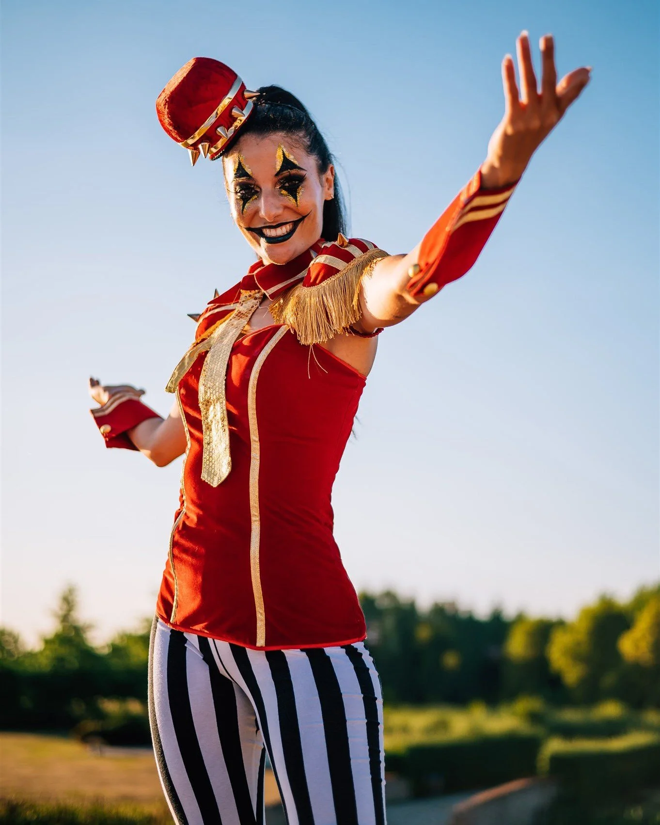Een tweedaags event in een elegante circus chic-setting 🎪✨

Van magische momenten voor jong en oud tot een verrassingsoptreden van Clouseau. Een beleving vol sfeer, verwondering en verbinding.

Op zoek naar een event dat je gasten echt verrast? Wij 