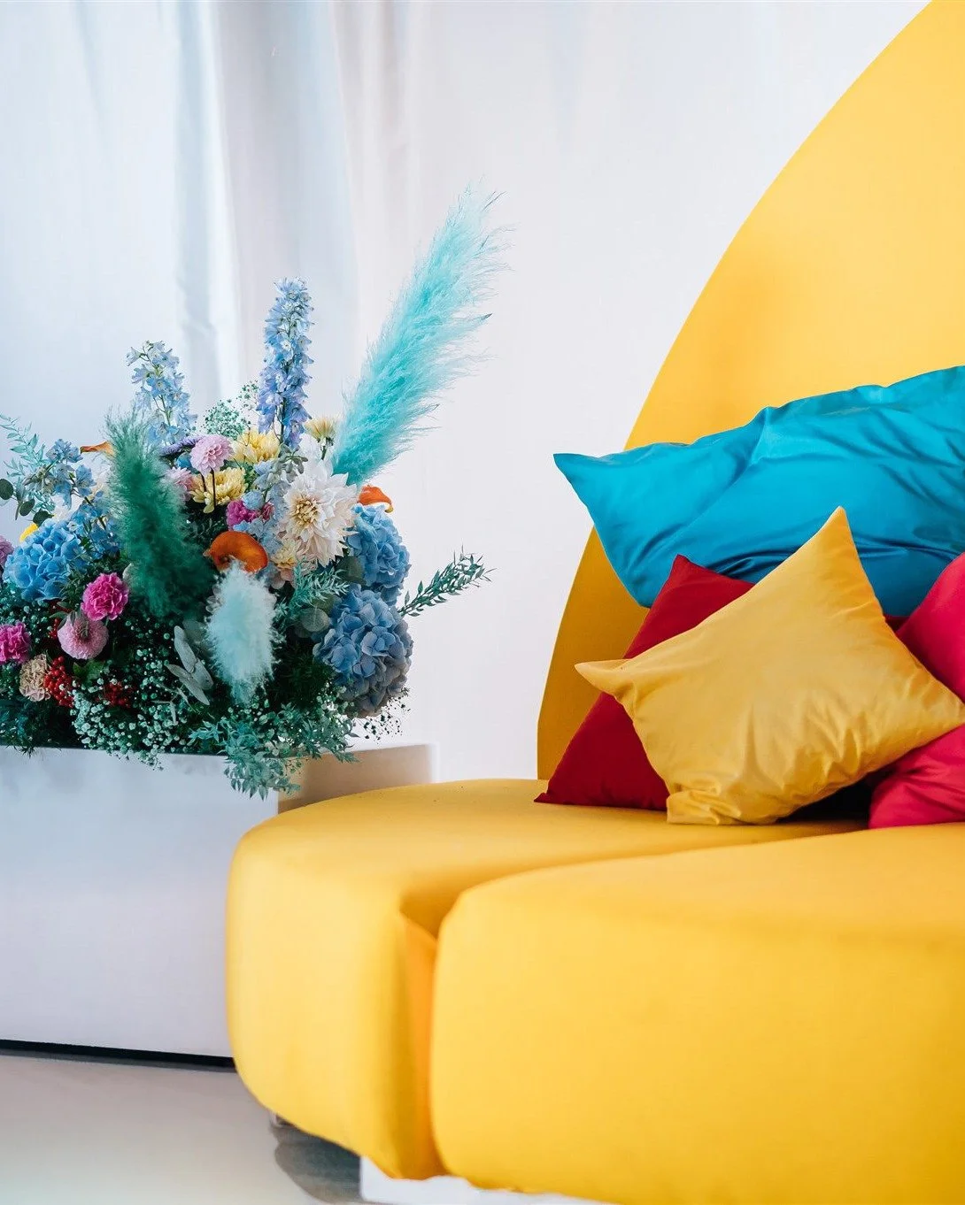 Een tweedaags event in een elegante circus chic-setting 🎪✨

Van magische momenten voor jong en oud tot een verrassingsoptreden van Clouseau. Een beleving vol sfeer, verwondering en verbinding.

Op zoek naar een event dat je gasten echt verrast? Wij 