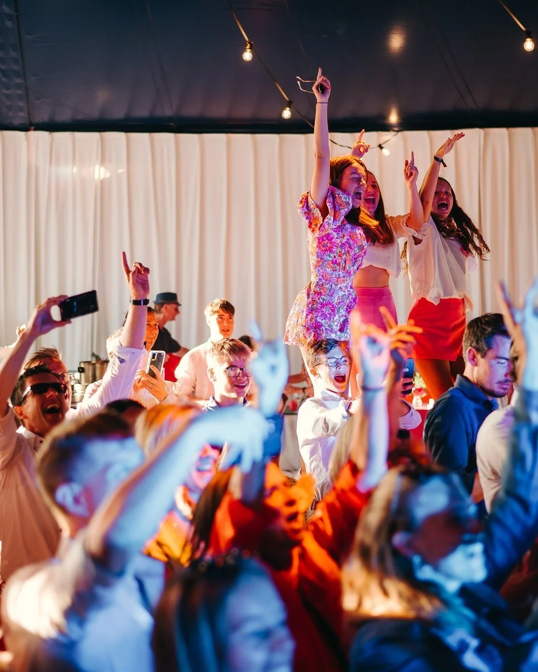 Een tweedaags event in een elegante circus chic-setting 🎪✨

Van magische momenten voor jong en oud tot een verrassingsoptreden van Clouseau. Een beleving vol sfeer, verwondering en verbinding.

Op zoek naar een event dat je gasten echt verrast? Wij 