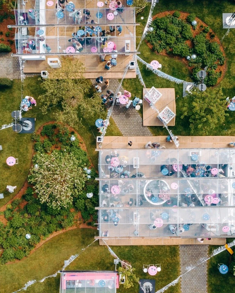 Throwback naar een betoverend lentefeest bij onze klant thuis, omgetoverd tot een intiem festival waar &ldquo;GOOD VIBES ONLY&rdquo; de toon zette. Happy souls, summer feelings &amp; endless good vibes. Nagenieten! 

#goodvibesonly #lentefeest #throw