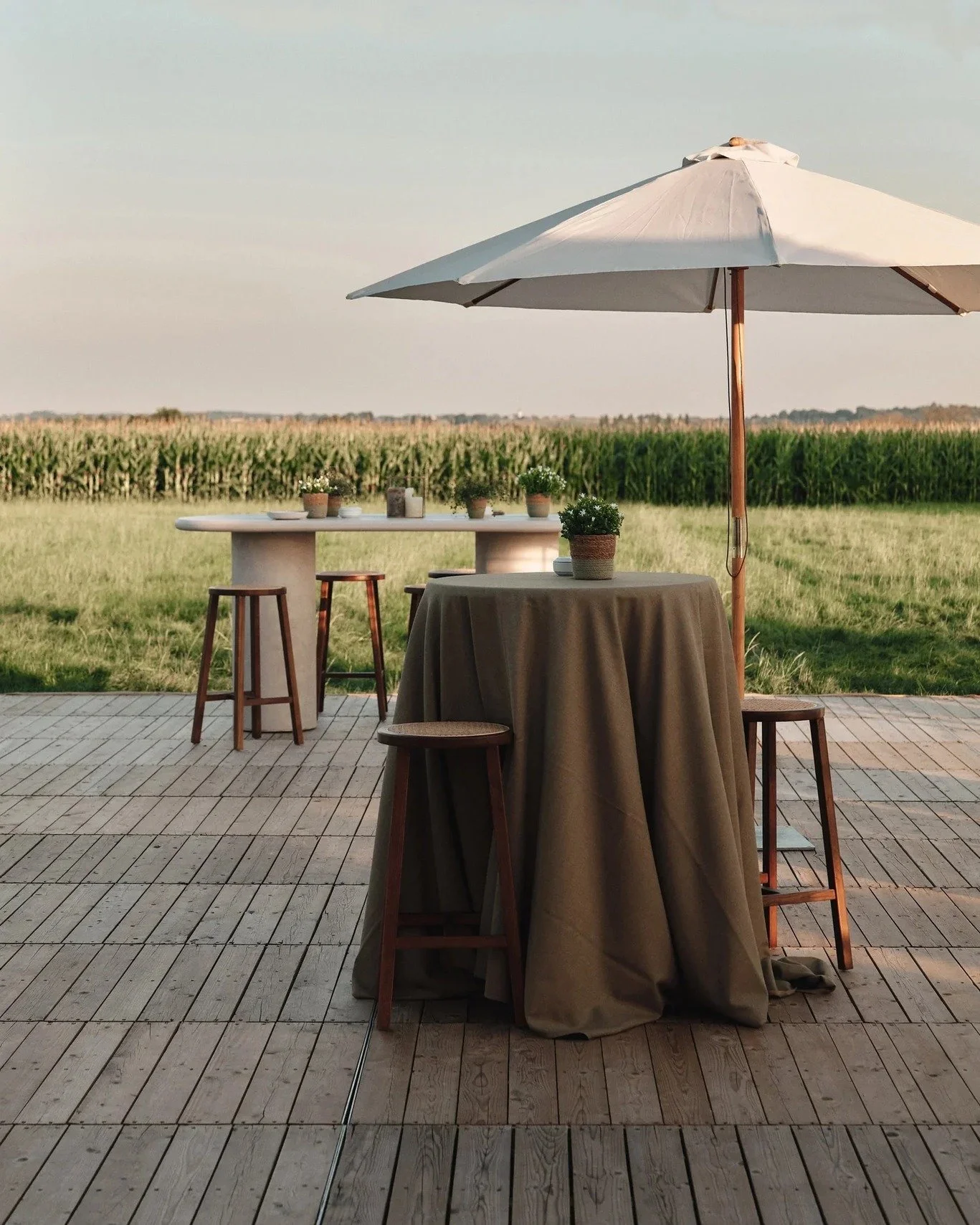 Een warme zomerdag, uitzicht op de ma&iuml;svelden, omringd door familie en vrienden. Een ontspannen sfeer, gezellige gesprekken, veel liefde en vooral... heel veel ambiance. Een dag om nooit te vergeten.

#Huwelijk #FamilieEnVrienden #MadameEstServi