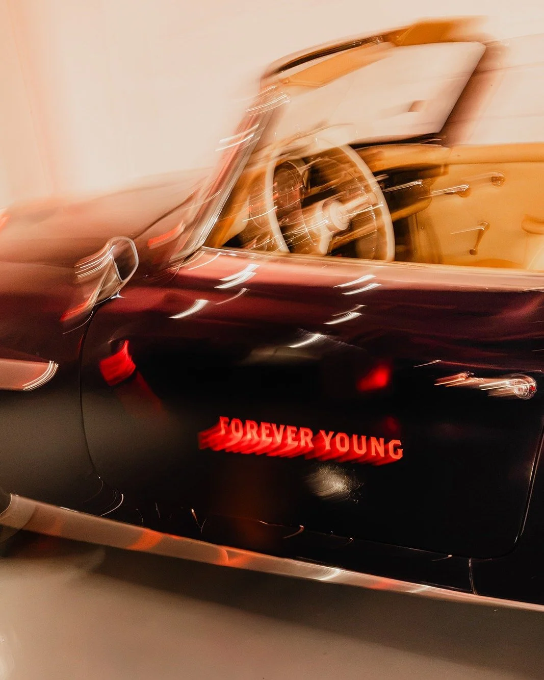 Forever young, forever jeans. Denim set the tone. Een statement blueprint, neon lights en een setting met een edgy touch. Jong, effortless en vol energie. Good vibes, great people en dance moves tot laat. Forever jeans, forever young.

#Jeans #foreve