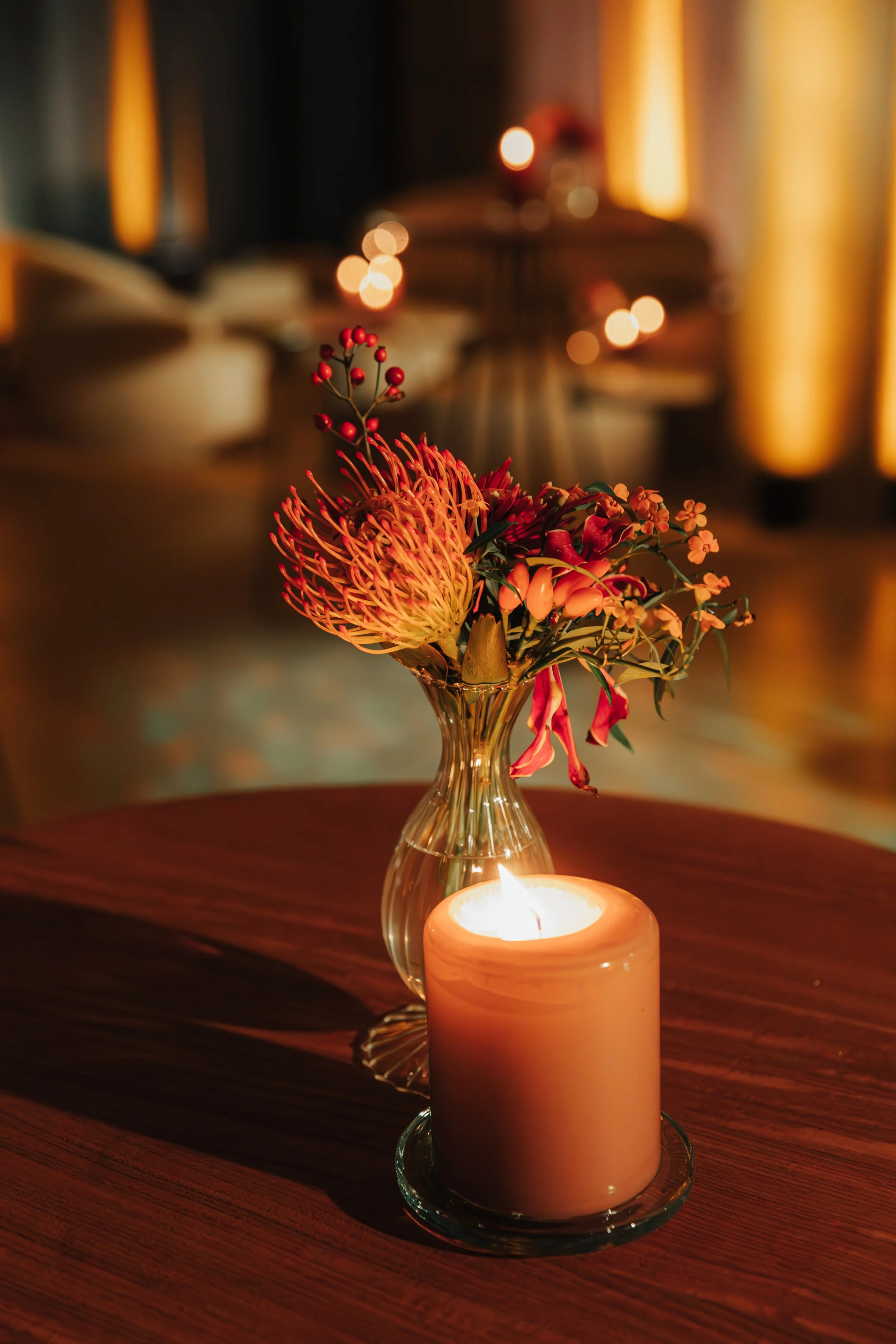 bloemetje en kaars op tafel tijdens een verjaardagsdiner