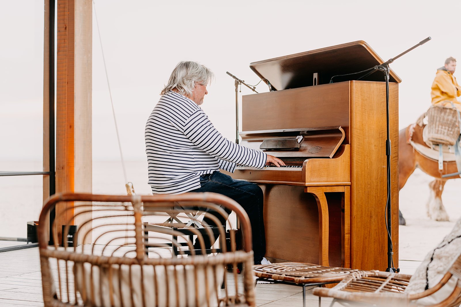 pianospeler tijdens een event aan zee