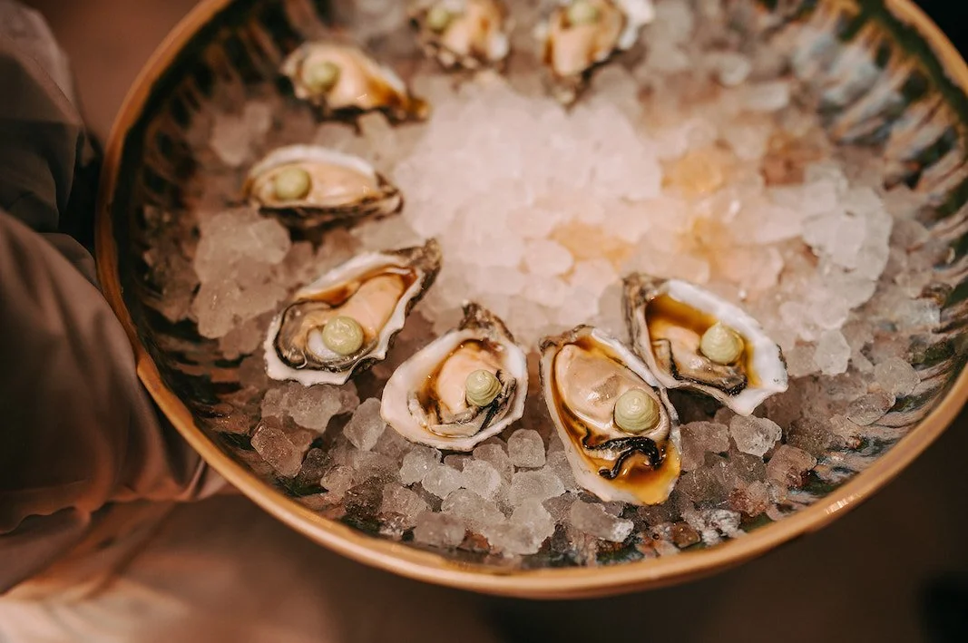 geserveerde oesters in ijs