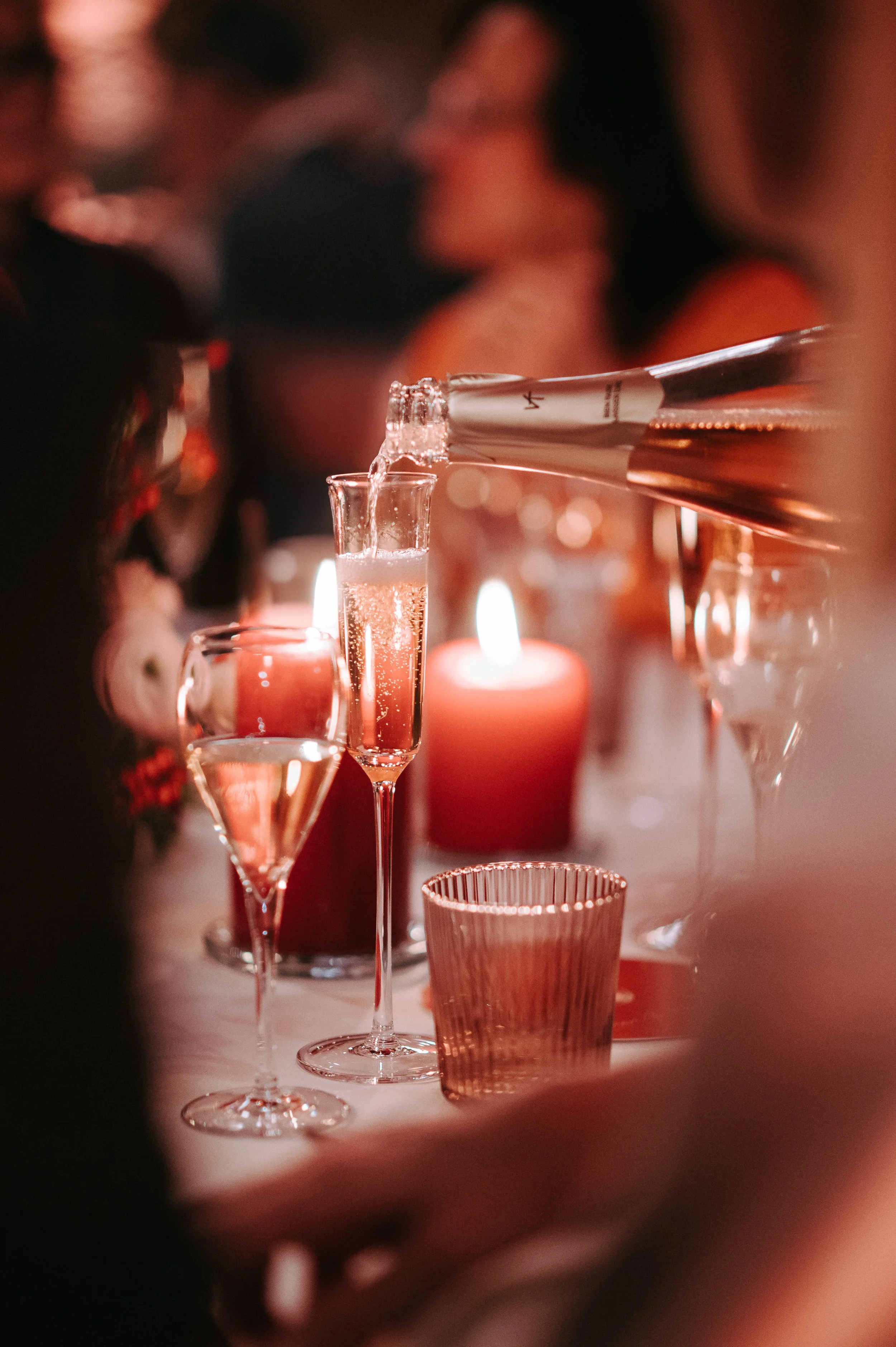 champagne wordt ingeschonken tijdens diner
