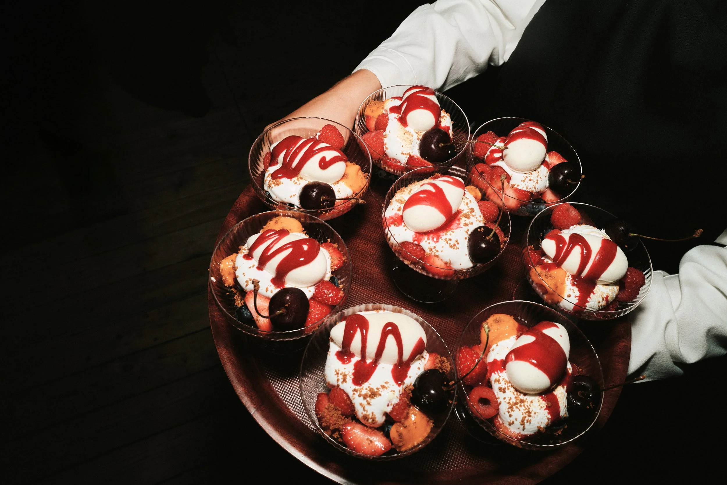 dessert geserveerd op huwelijksfeest
