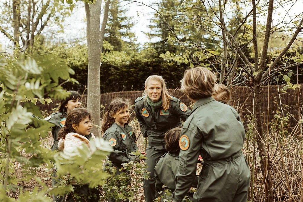 animator met kinderen tijdens een feest in bos