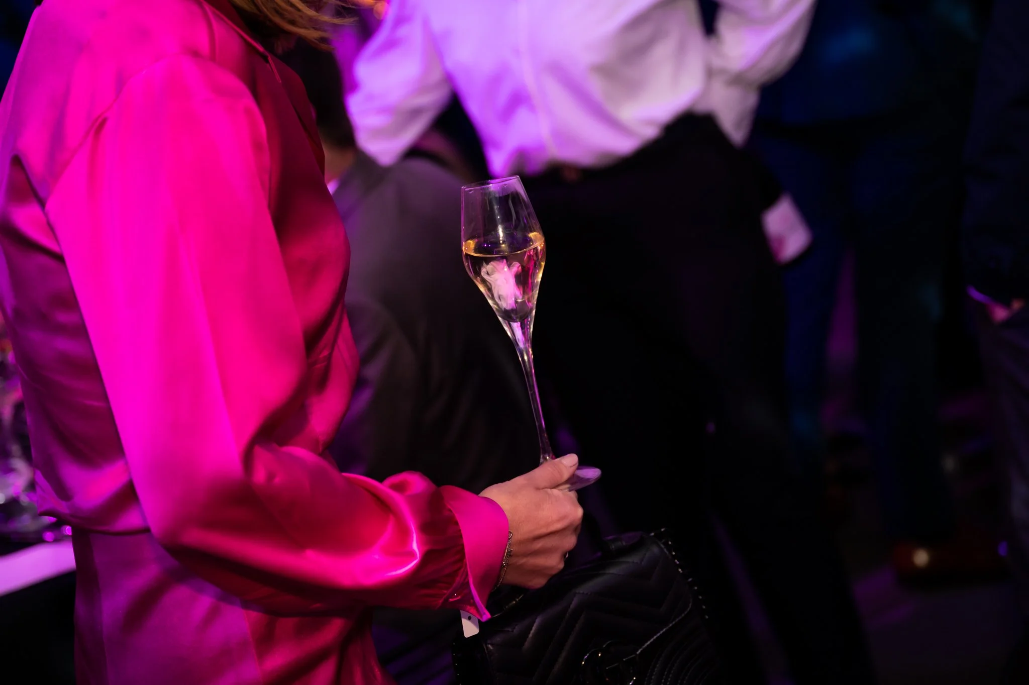 mevrouw met glas champagne in hand
