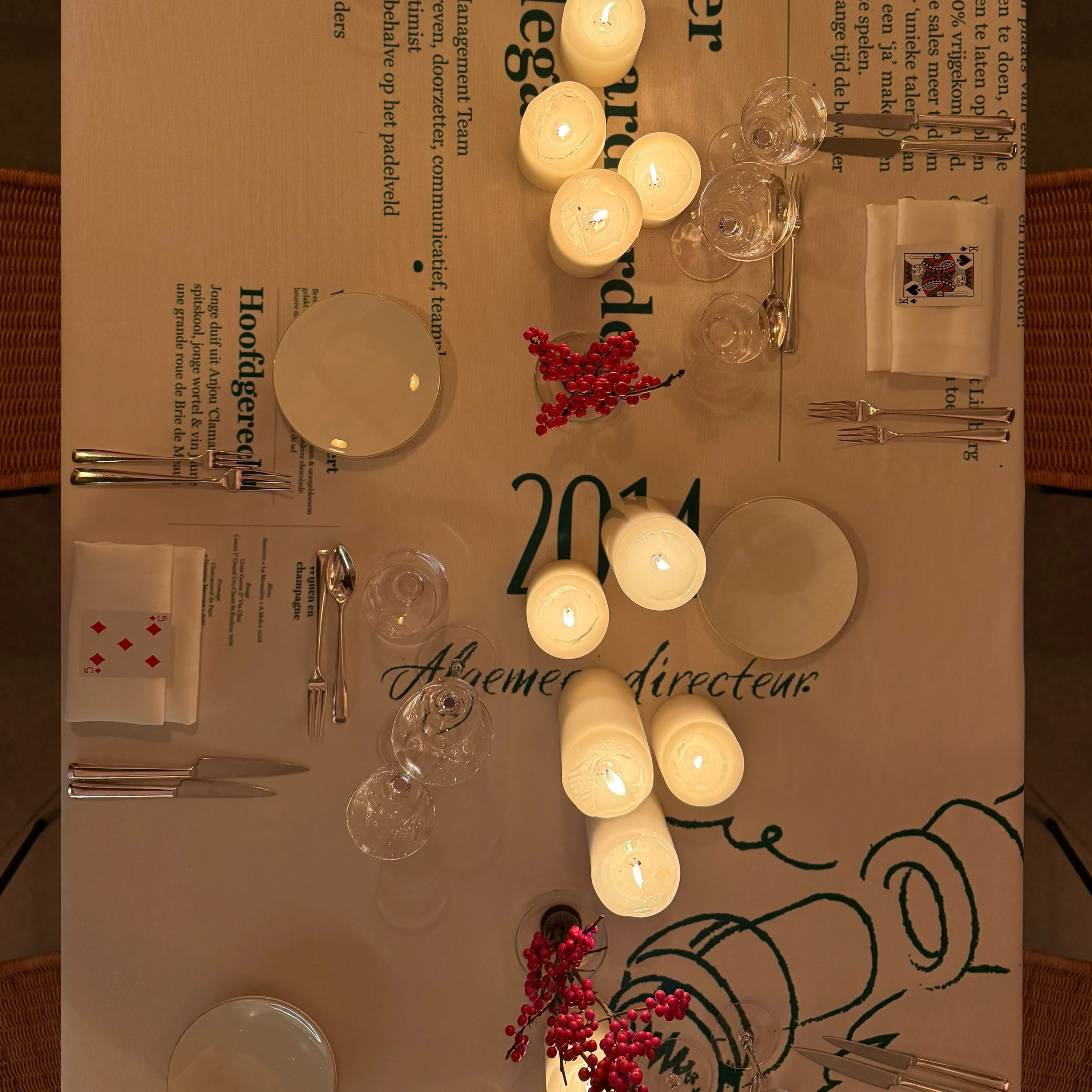 opgedekte tafel voor bedrijfskerstdiner