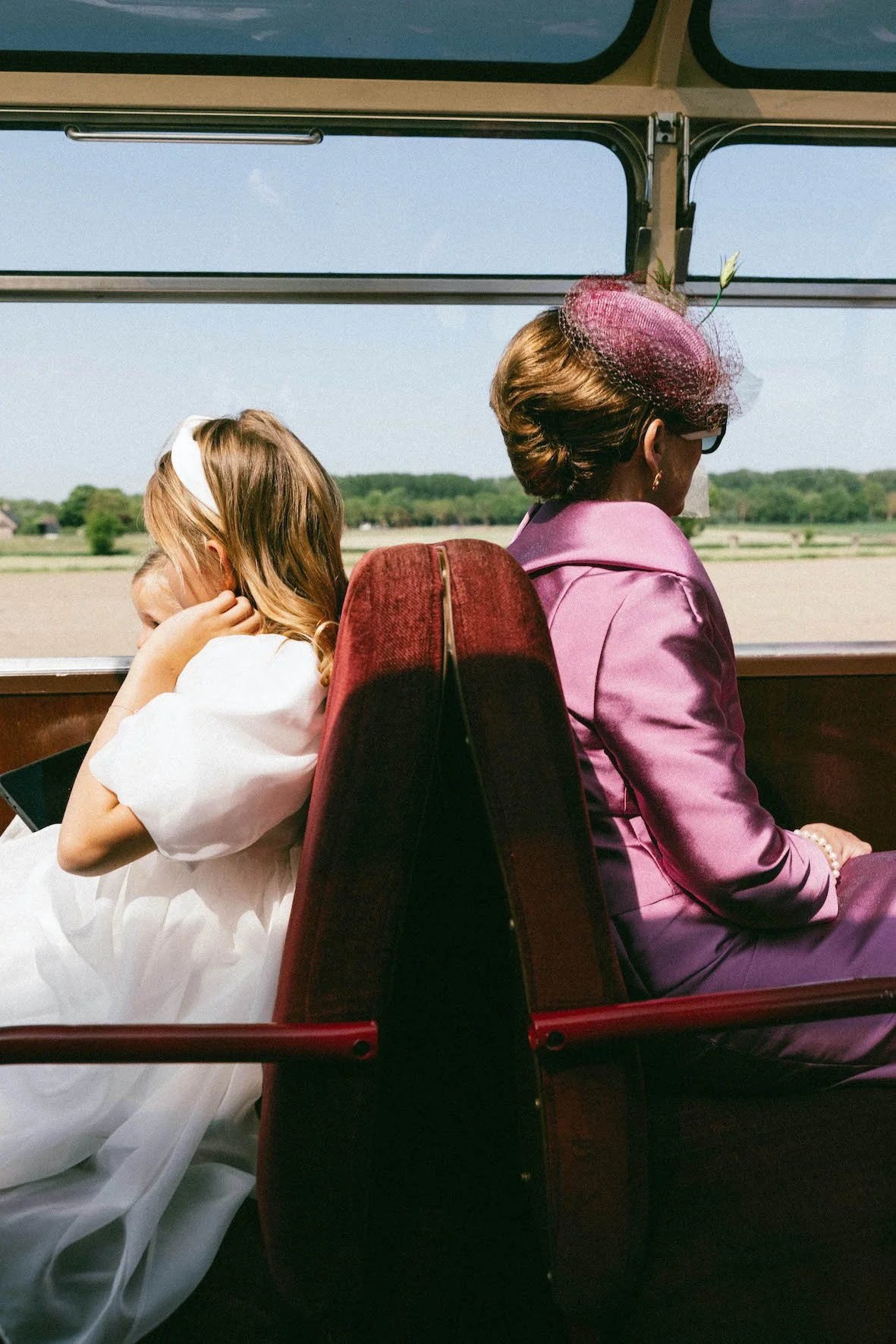 gasten in busje tijdens een huwelijksfeest