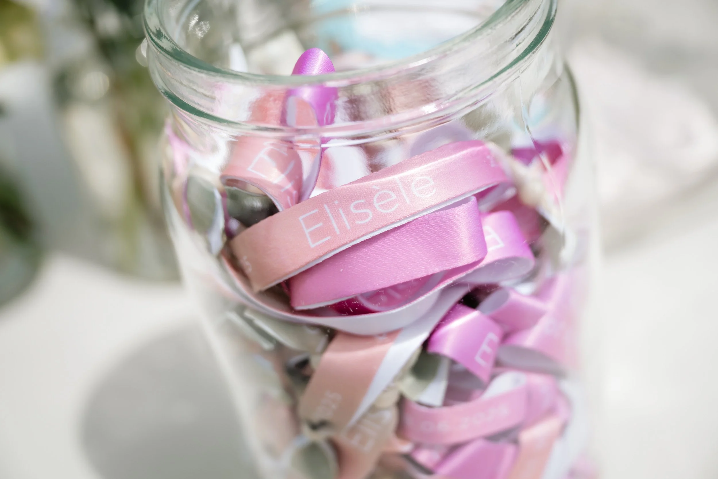 roze en paarse welkomstbandjes