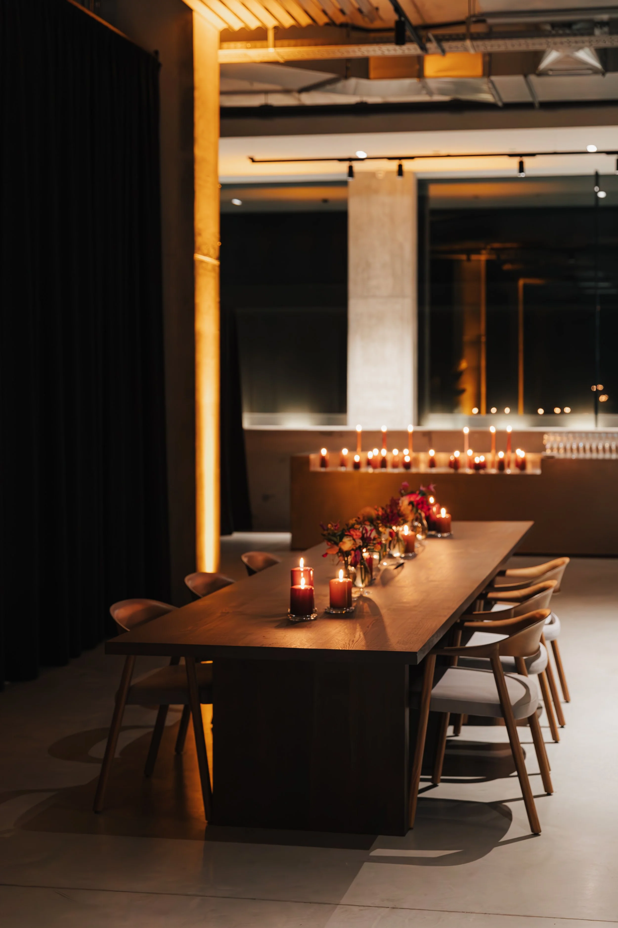 tafelsetting met rode details op verjaardagsfeest