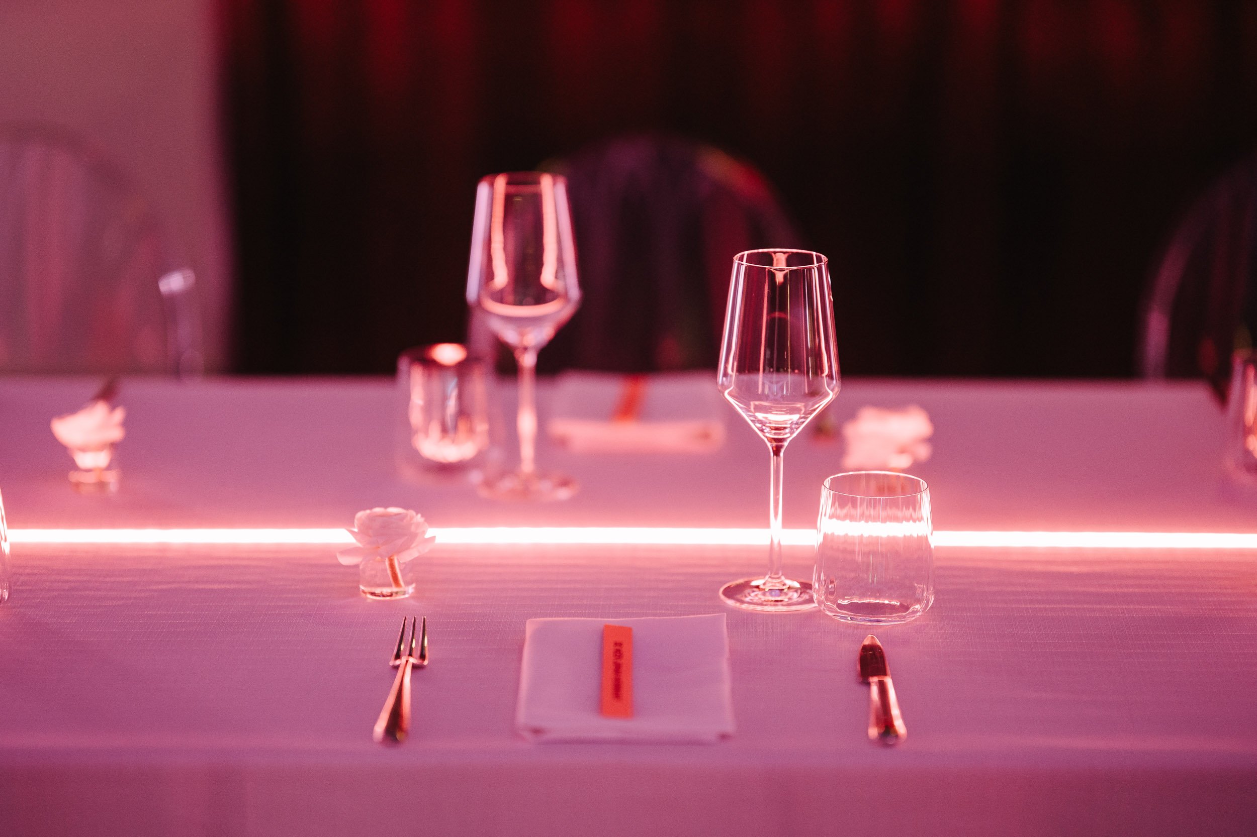 close-up van opgedekte tafel in een kerk
