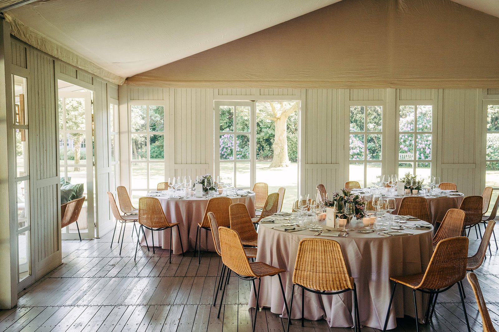 tafelopstelling in tent