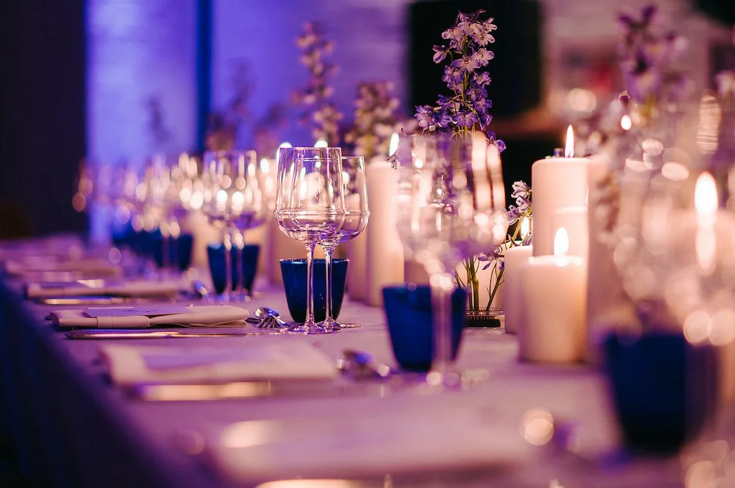 opgedekte tafel met blauwe glazen