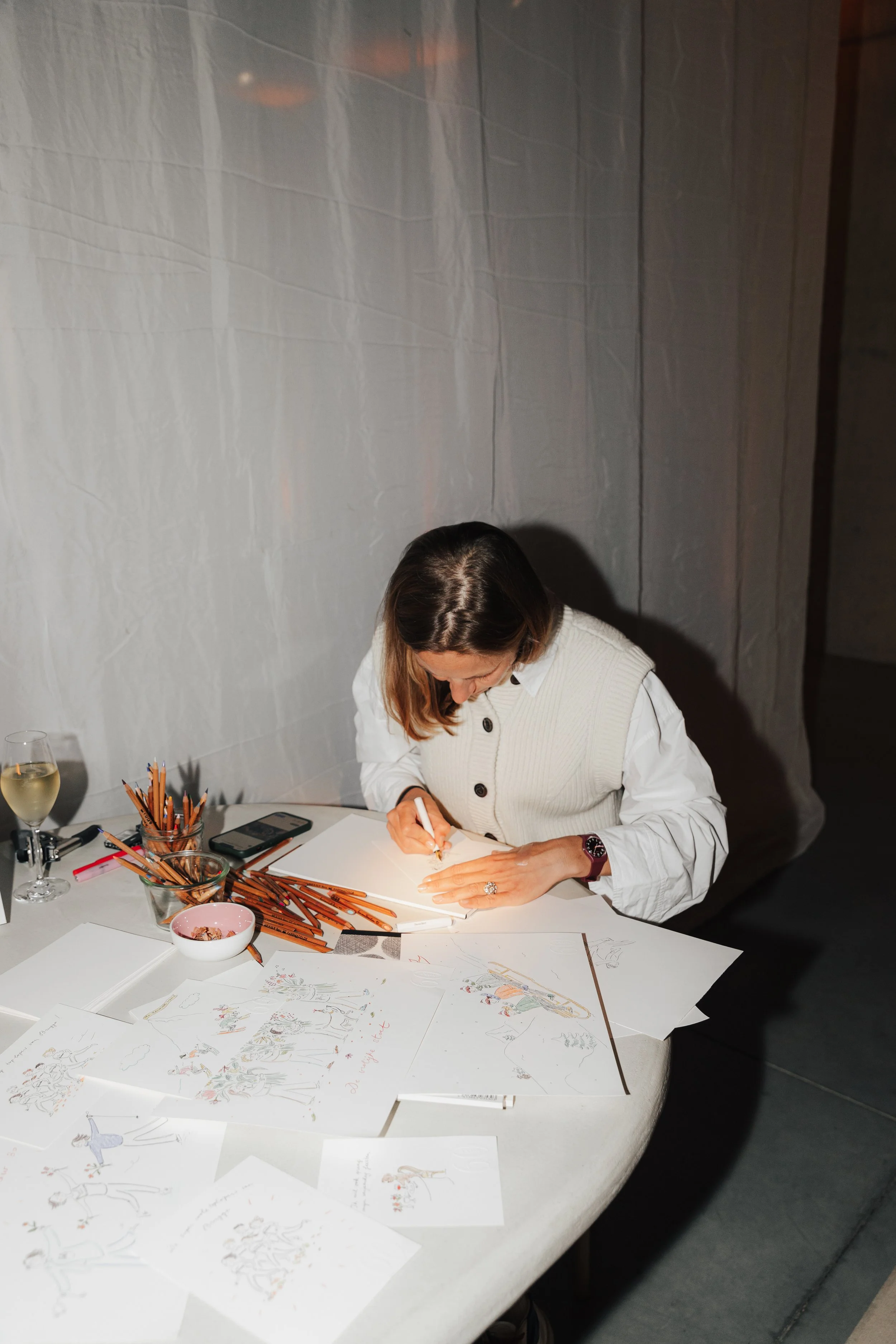 persoon die tekent tijdens een privéfeest