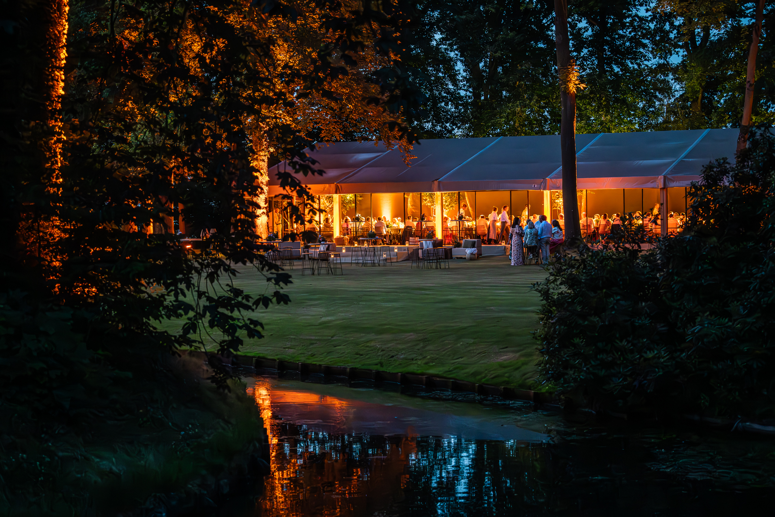 botanische setting tijdens een zomers tuinfeest