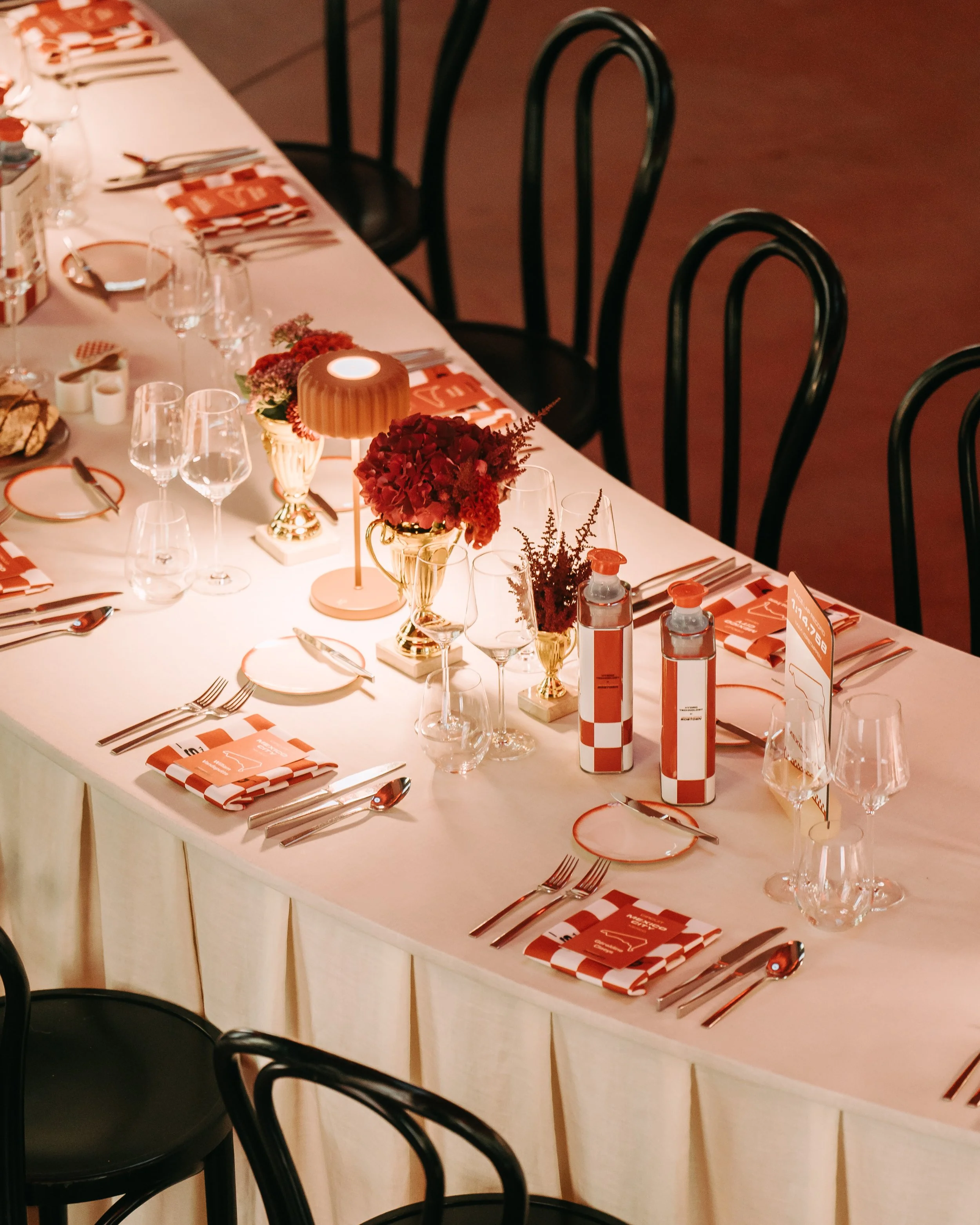 tafel opgedekt in F1 thema