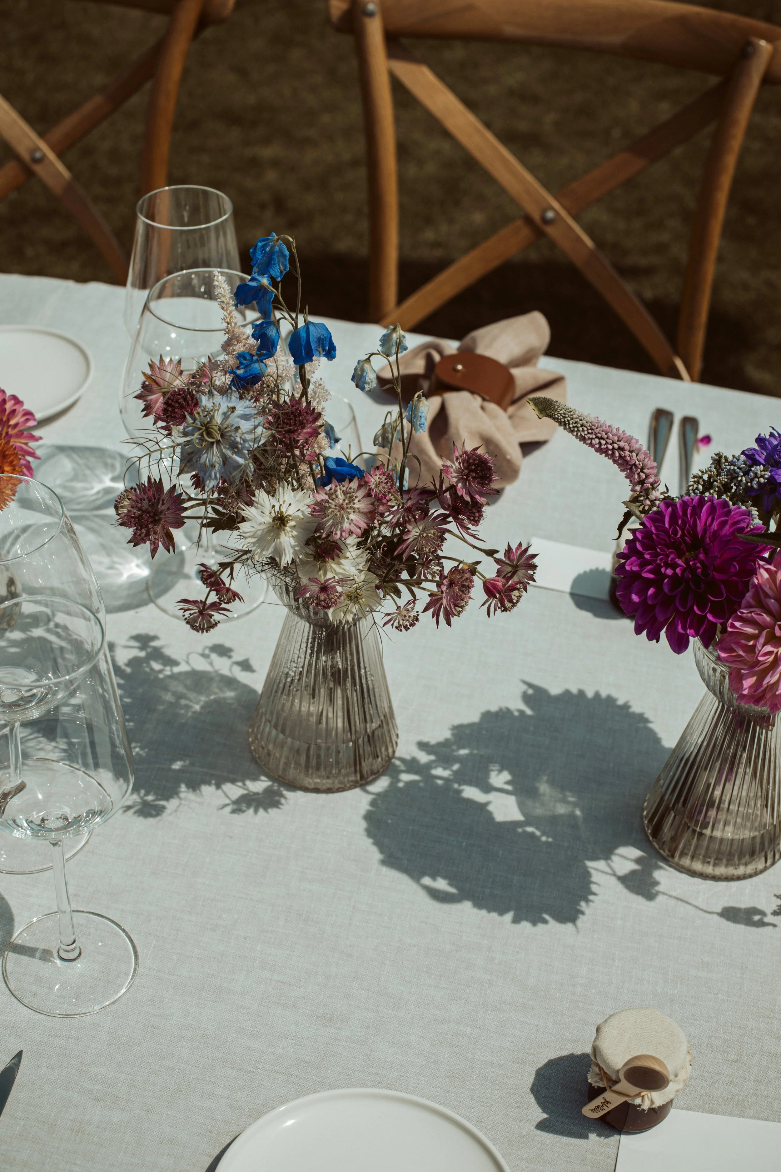 bloemen in vaasjes op tafel