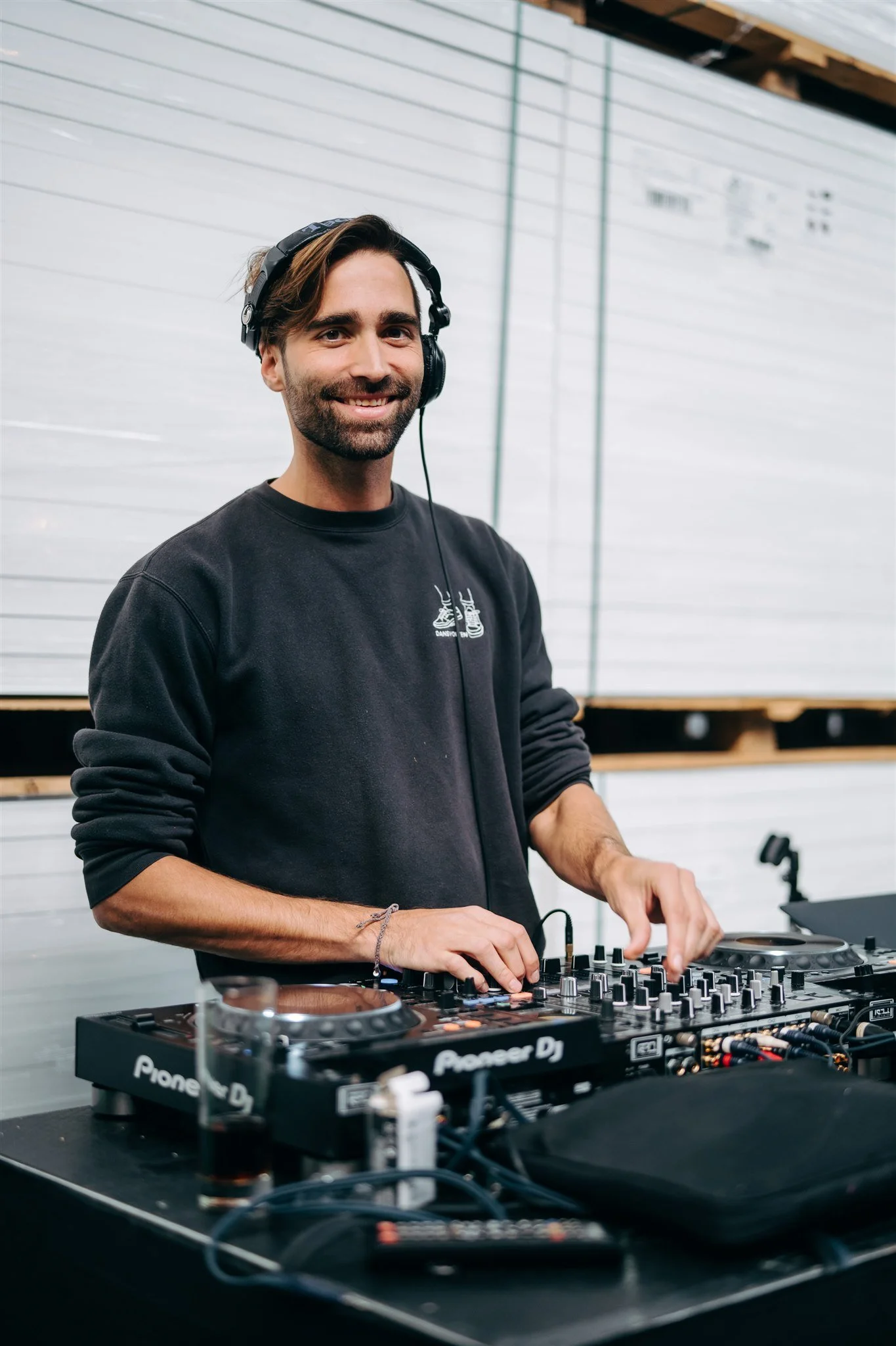 dj tijdens personeelsfeest in bedrijf