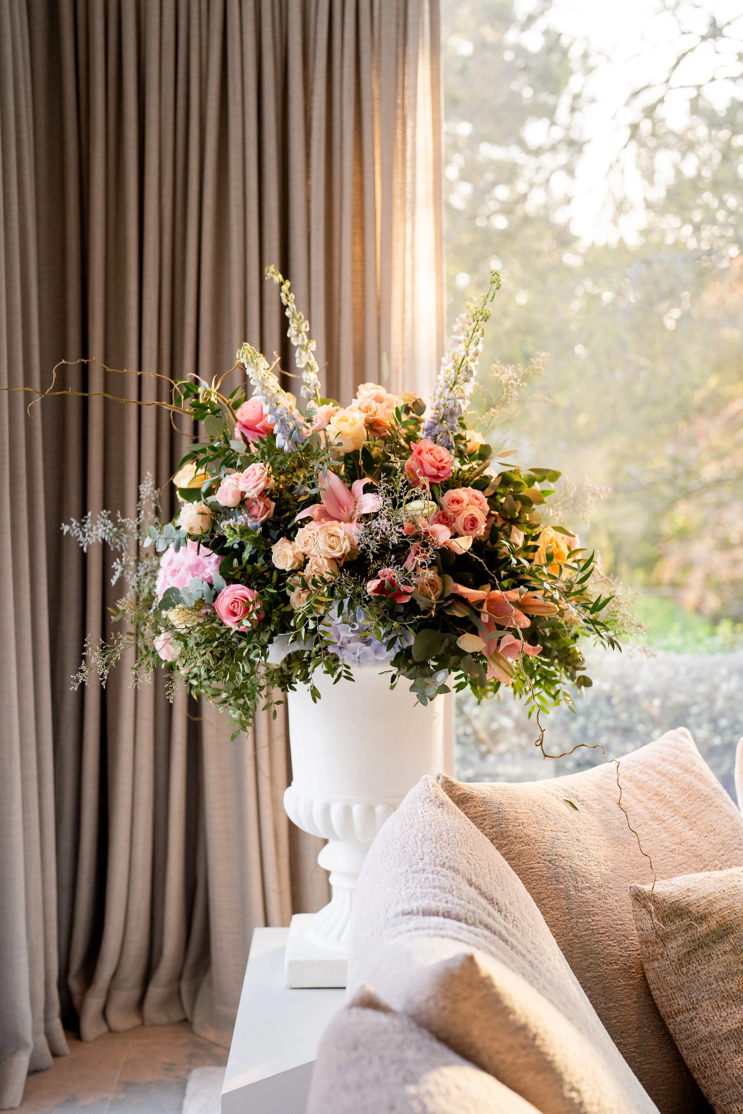 styling van bloemen op een bridgerton themafeest