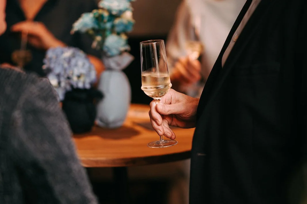 man met glas cava in zijn handen