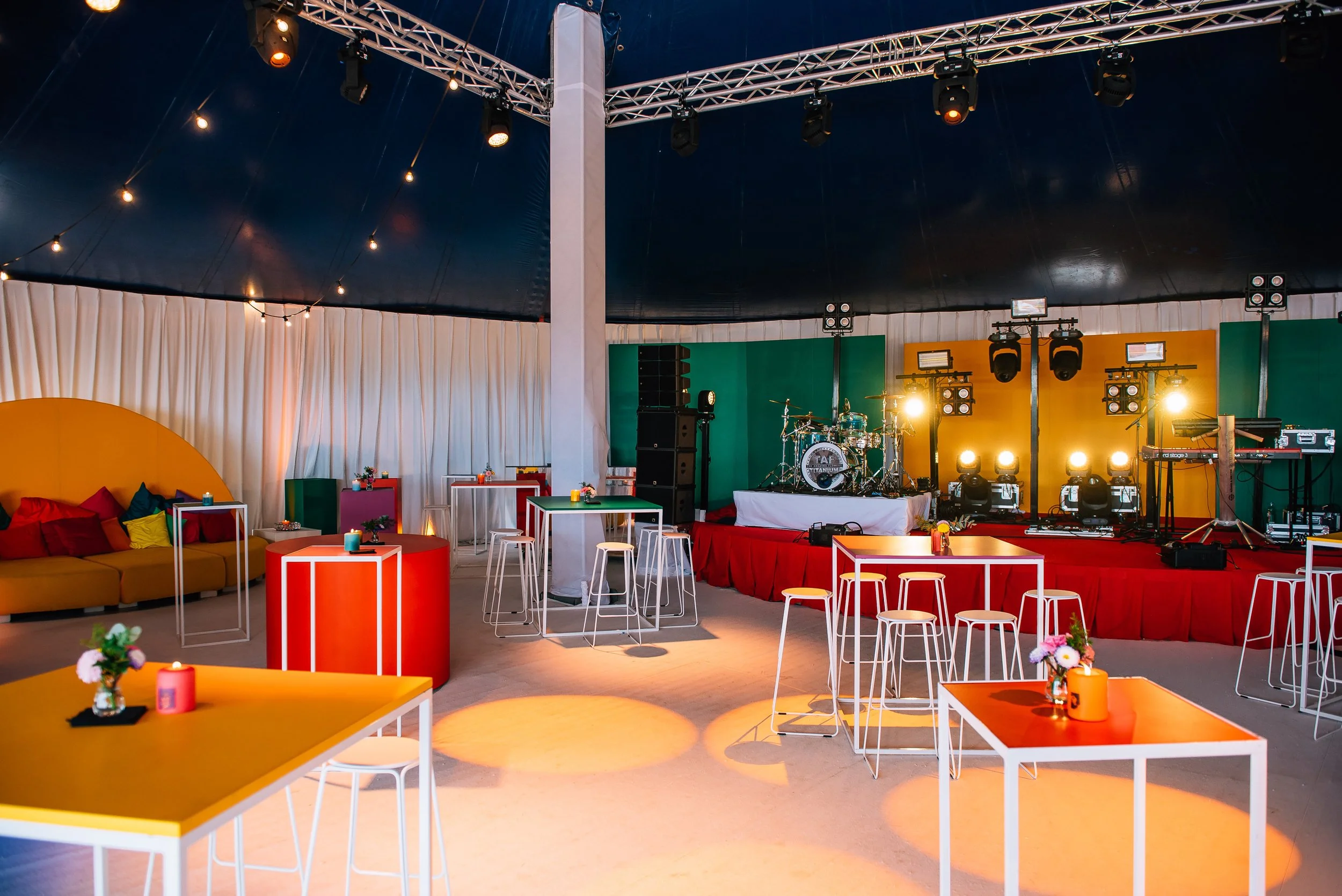 kleurrijke inkleding van tent