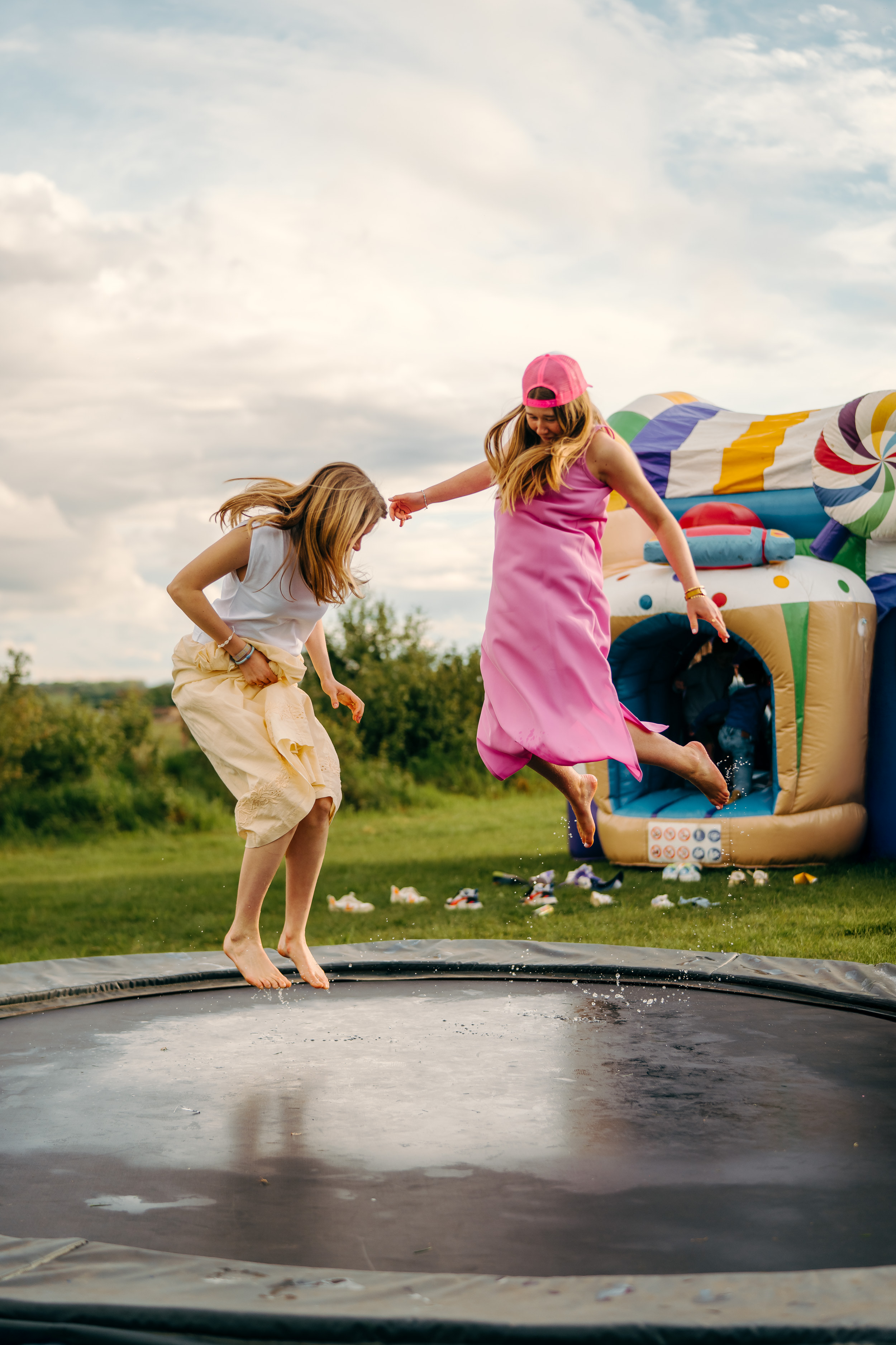 Trampoline en springkasteel voor kinderen tijdens smiley festival