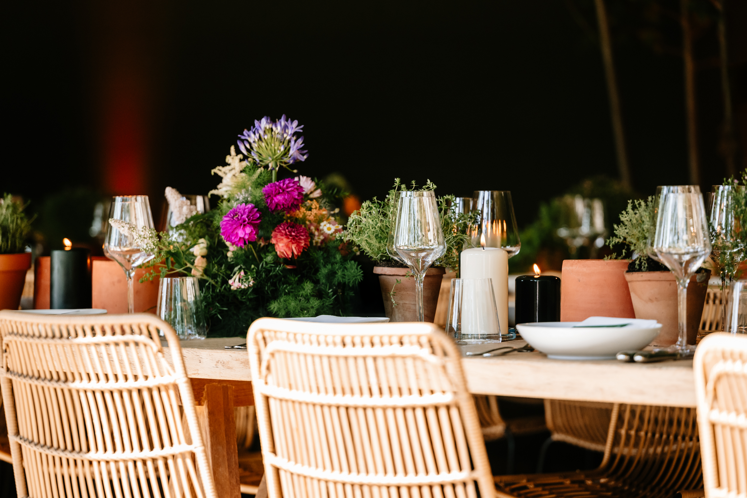 tafel met botanische styling tijdens een tuinfeest