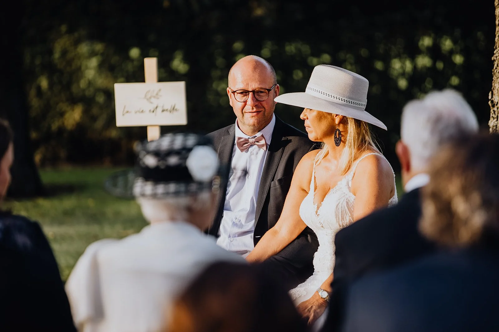 koppel samen om zomerhuwelijk