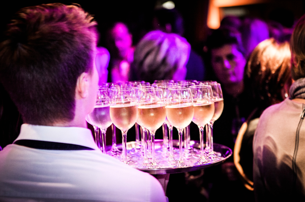 bediening die rondgaat met wijn op event