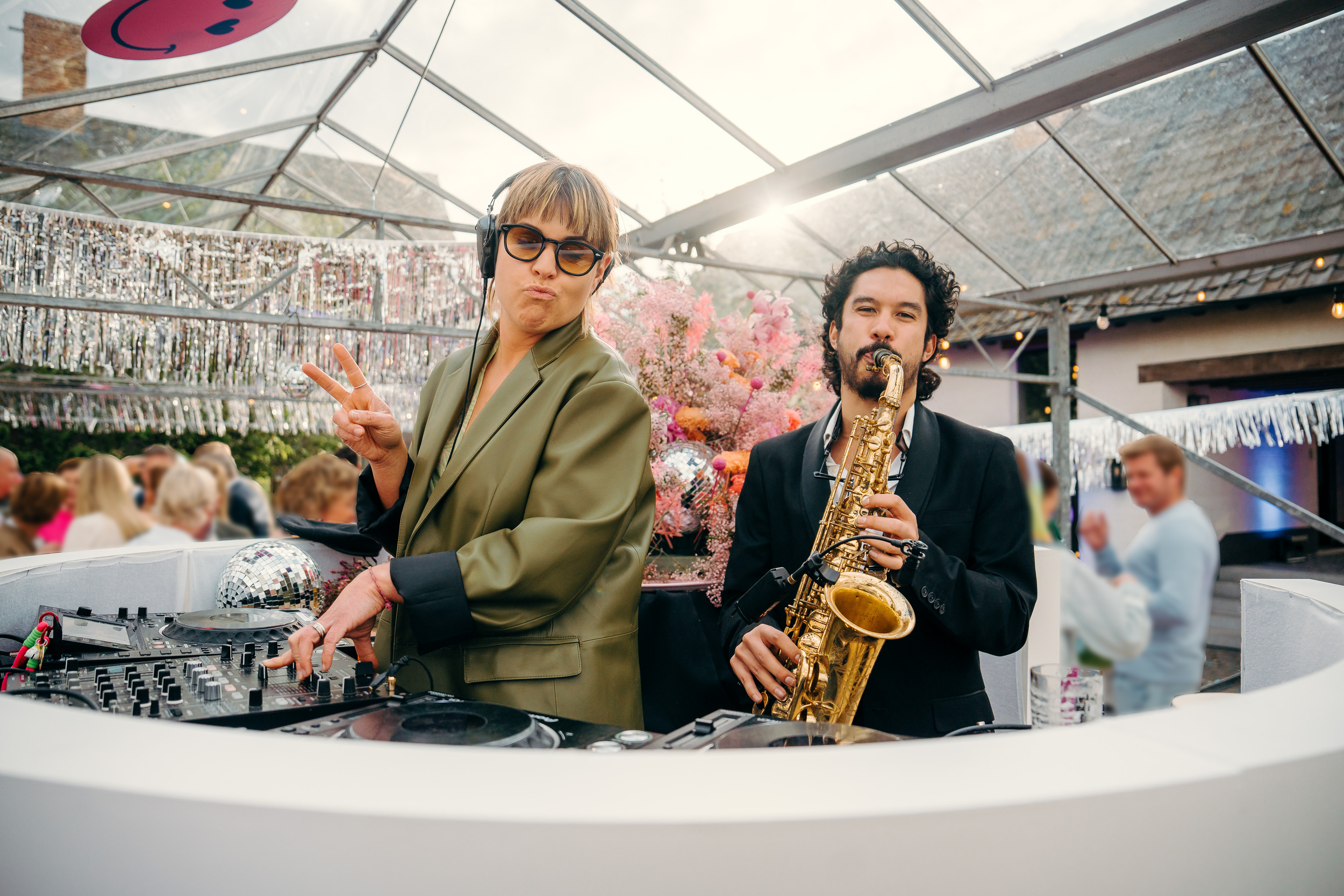 DJ en artiest tijdens een lentefeest