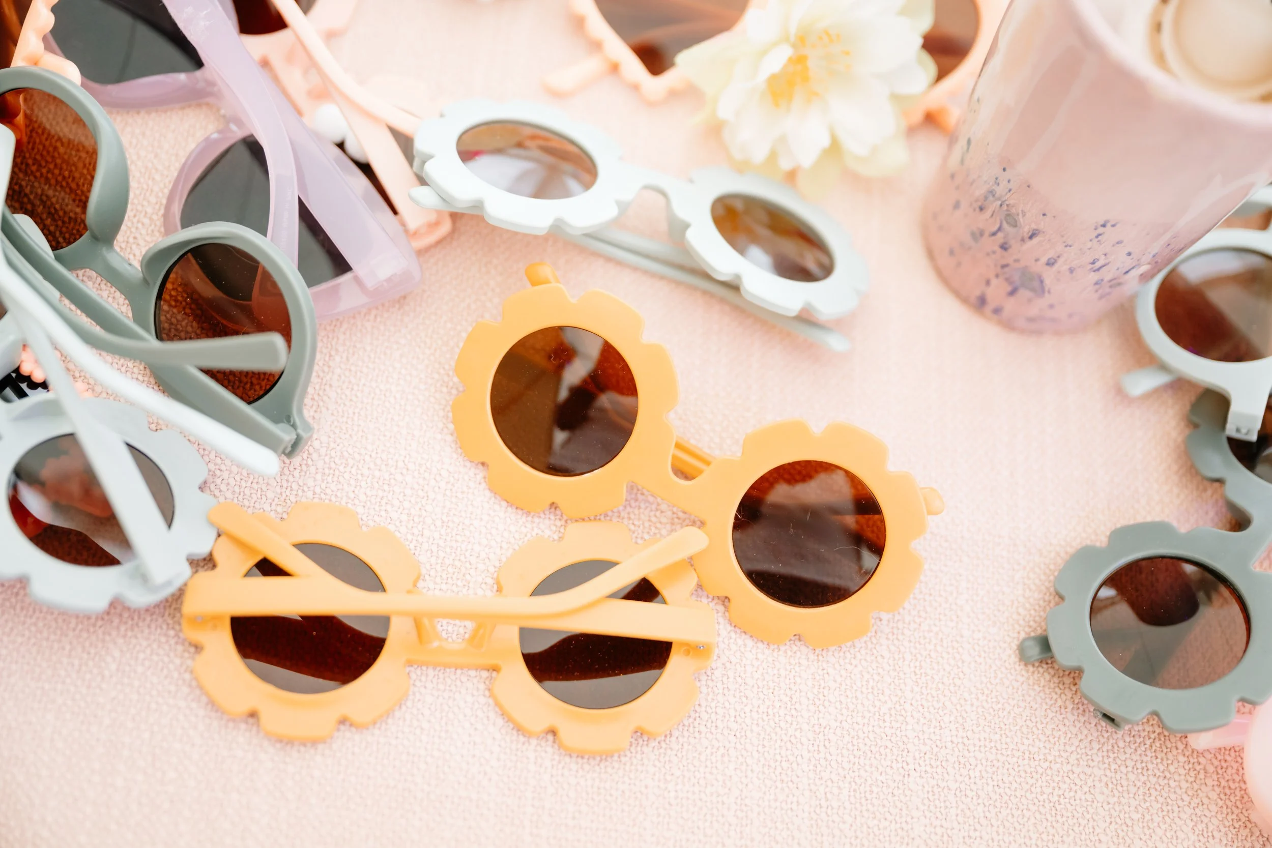 zonnebrillen in pastelkleuren voor kindjes